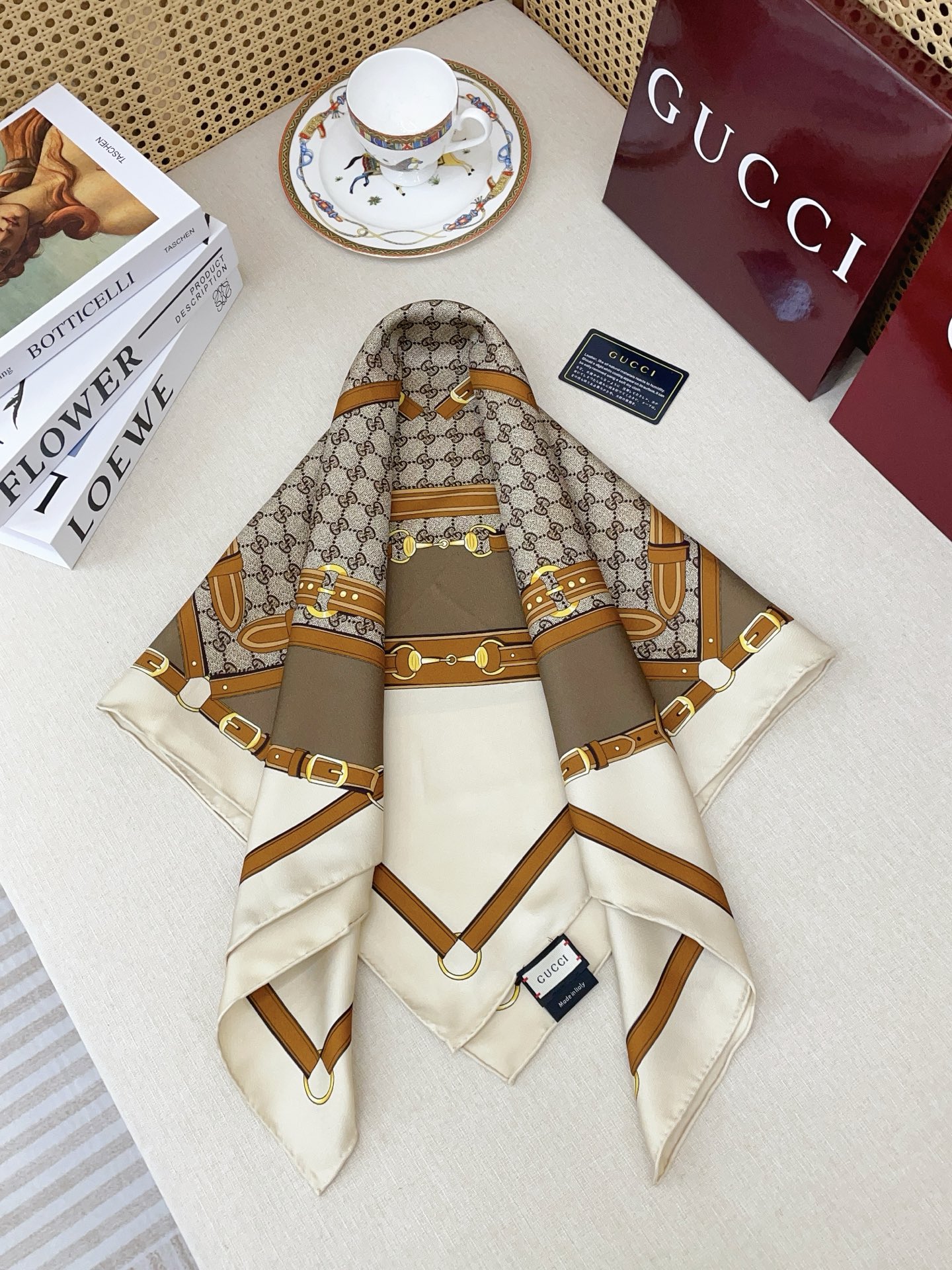 ✨✨【18姆米 双面同色】G家真丝新款🆕👏👏买了都说好看‼️推荐💕真丝方巾，顶级工艺超值‼️专柜爆款🎁💟