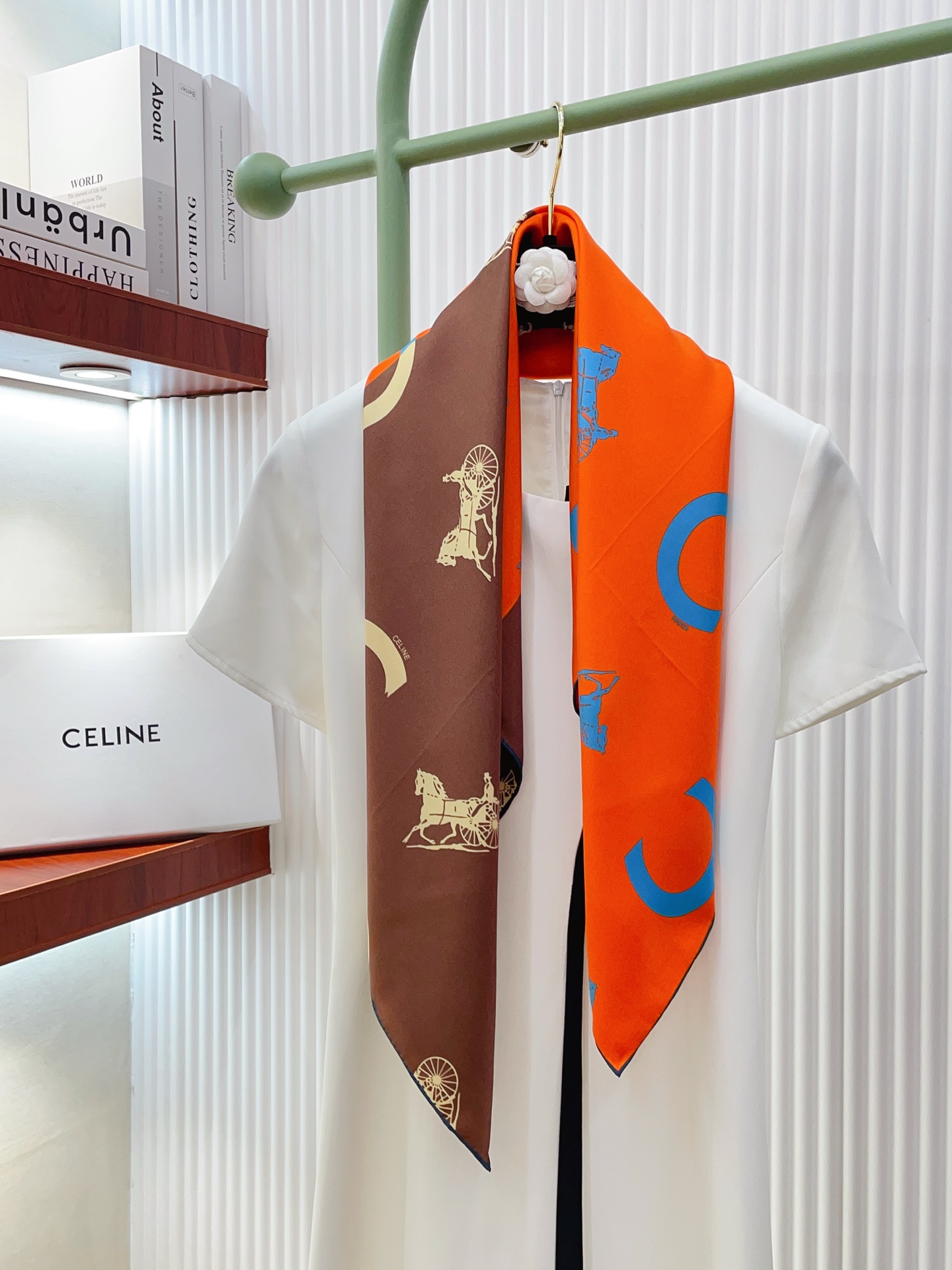 NO:727423,【18moomi  Double-sided same color] I love the upper body effect and it has just been put on the shelves. The latest model from CELINE is very attractive. Elements like Celine's have always been the aura of high-end women. The combination of fashion and femininity is just right. This combination is really fashionable and elegant and feminine. It is very suitable for daily wear. The color matching, gloss and hemming are very good, and the custom-grade fabric makes the scarf easier to style. The very heavy and luxurious design, but the upper body is very noble!  A simple foundation with this scarf, the simple matching gives people a very comfortable and tasteful big-name feel... Recommended 90*90cm top twill silk square scarf high version scarf, high version scarf, celine, real silk19860909【18姆米 双面同色】上身效果疯狂的喜欢专柜也是刚刚上架的,CELINE最最新款~非常有看头,瑟琳的这类元素一直是高级女人的气场感,时髦和女人味融合的刚刚好这样的搭配真的是好时髦,优雅女人味非常适合日搭的配色手感,光泽感,卷边都做的非常好,定制级面料.赋予了围巾更非常容易造型.非常重磅奢华的设计,上身却别样衬得人高贵气质！简单的打底配此款围巾,简单的搭配却给人非常舒适有品味的大牌感…推荐90*90cm顶级斜纹真丝方巾高版本围巾,高版本围巾,celine,real silk,scarf