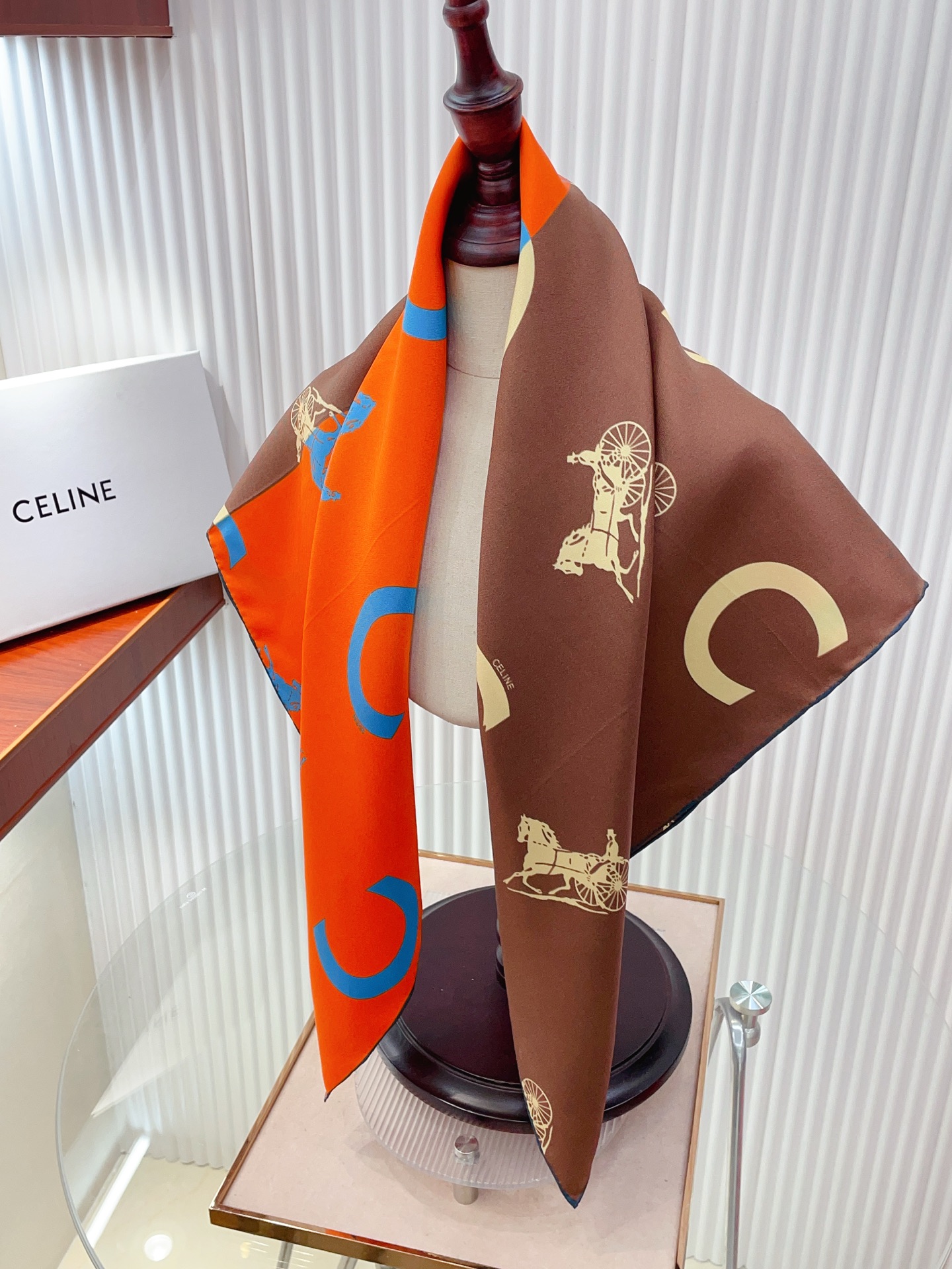 ✨✨【18姆米 双面同色】上身效果疯狂的喜欢❗️专柜也是刚刚上架的，CELINE最最新款~非常有看头，瑟