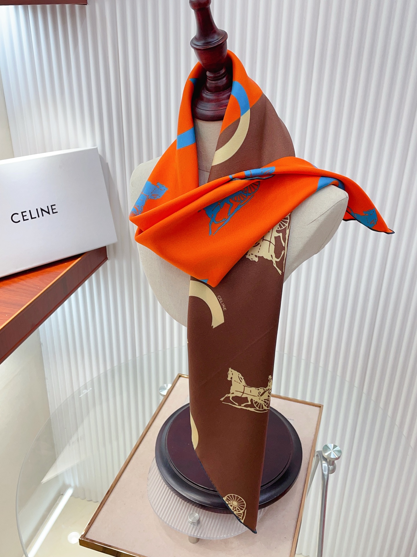 ✨✨【18姆米 双面同色】上身效果疯狂的喜欢❗️专柜也是刚刚上架的，CELINE最最新款~非常有看头，瑟