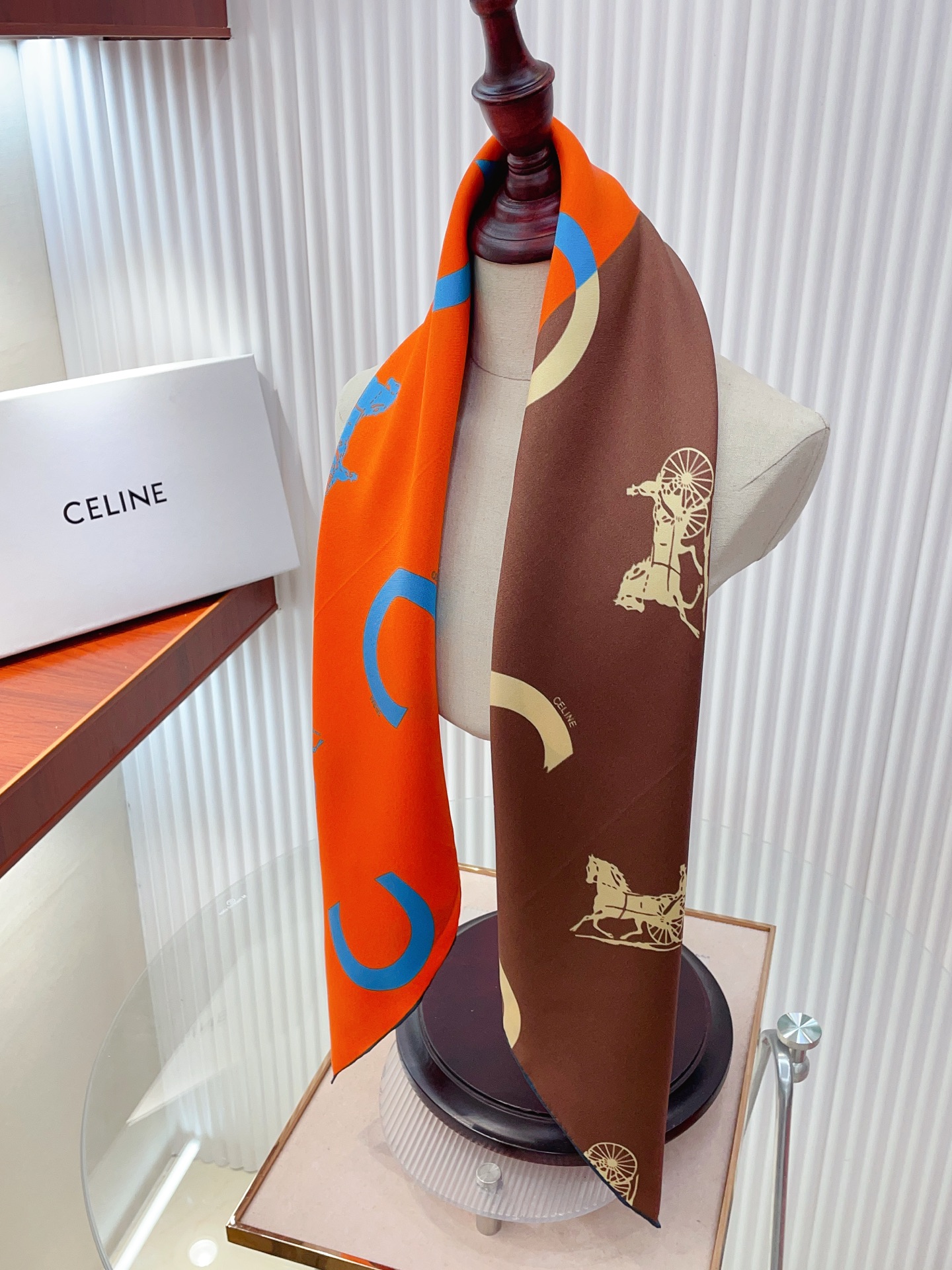 ✨✨【18姆米 双面同色】上身效果疯狂的喜欢❗️专柜也是刚刚上架的，CELINE最最新款~非常有看头，瑟