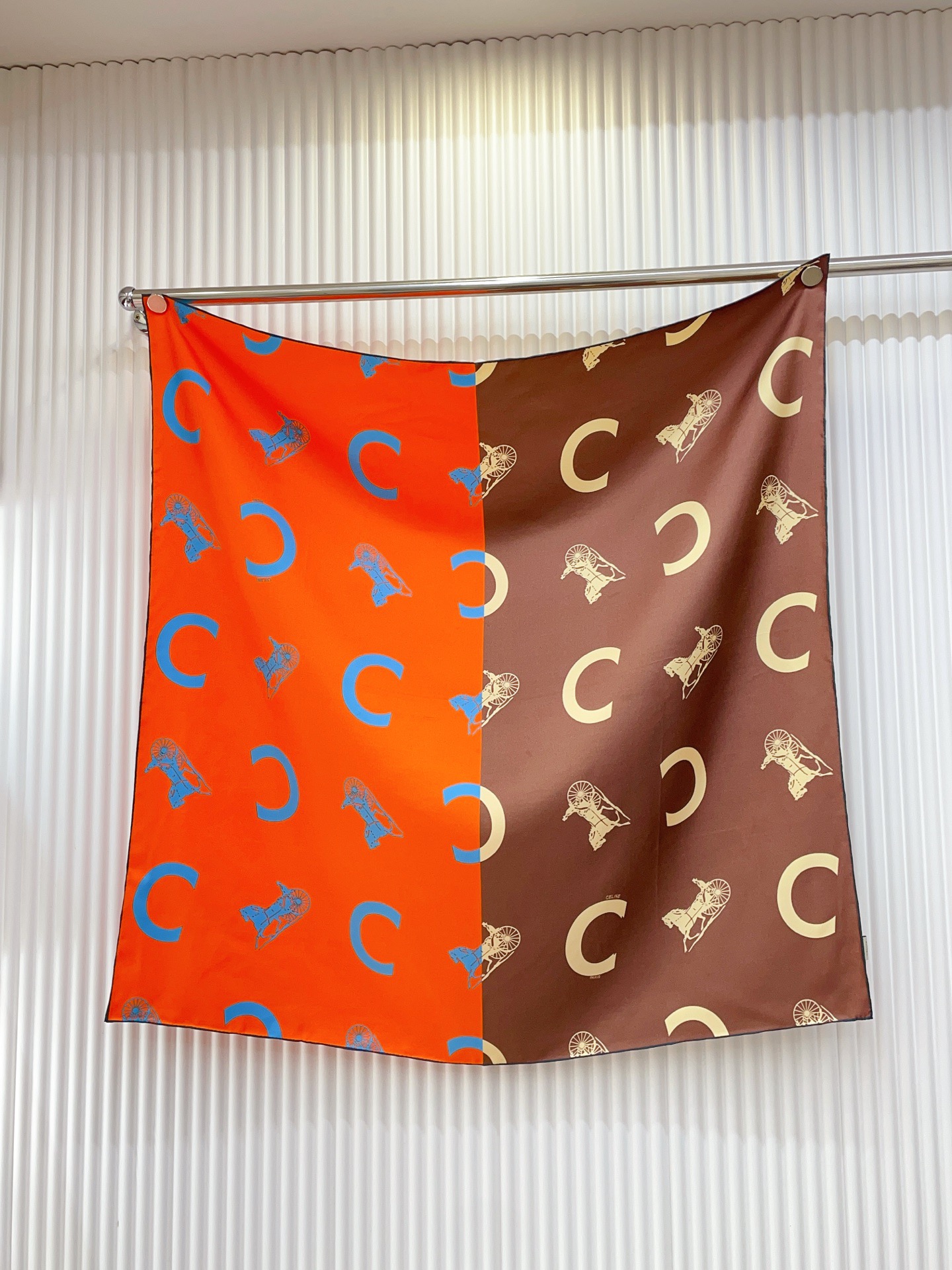 ✨✨【18姆米 双面同色】上身效果疯狂的喜欢❗️专柜也是刚刚上架的，CELINE最最新款~非常有看头，瑟