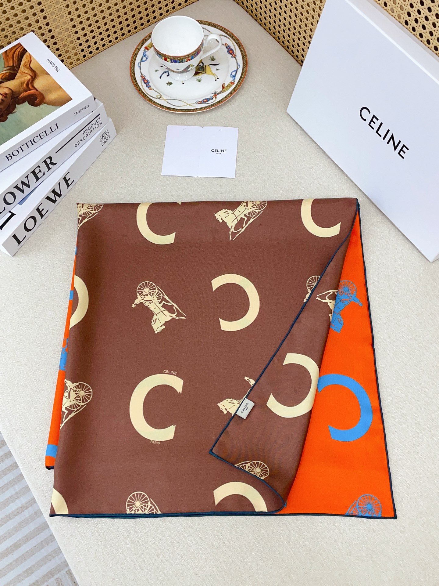 ✨✨【18姆米 双面同色】上身效果疯狂的喜欢❗️专柜也是刚刚上架的，CELINE最最新款~非常有看头，瑟