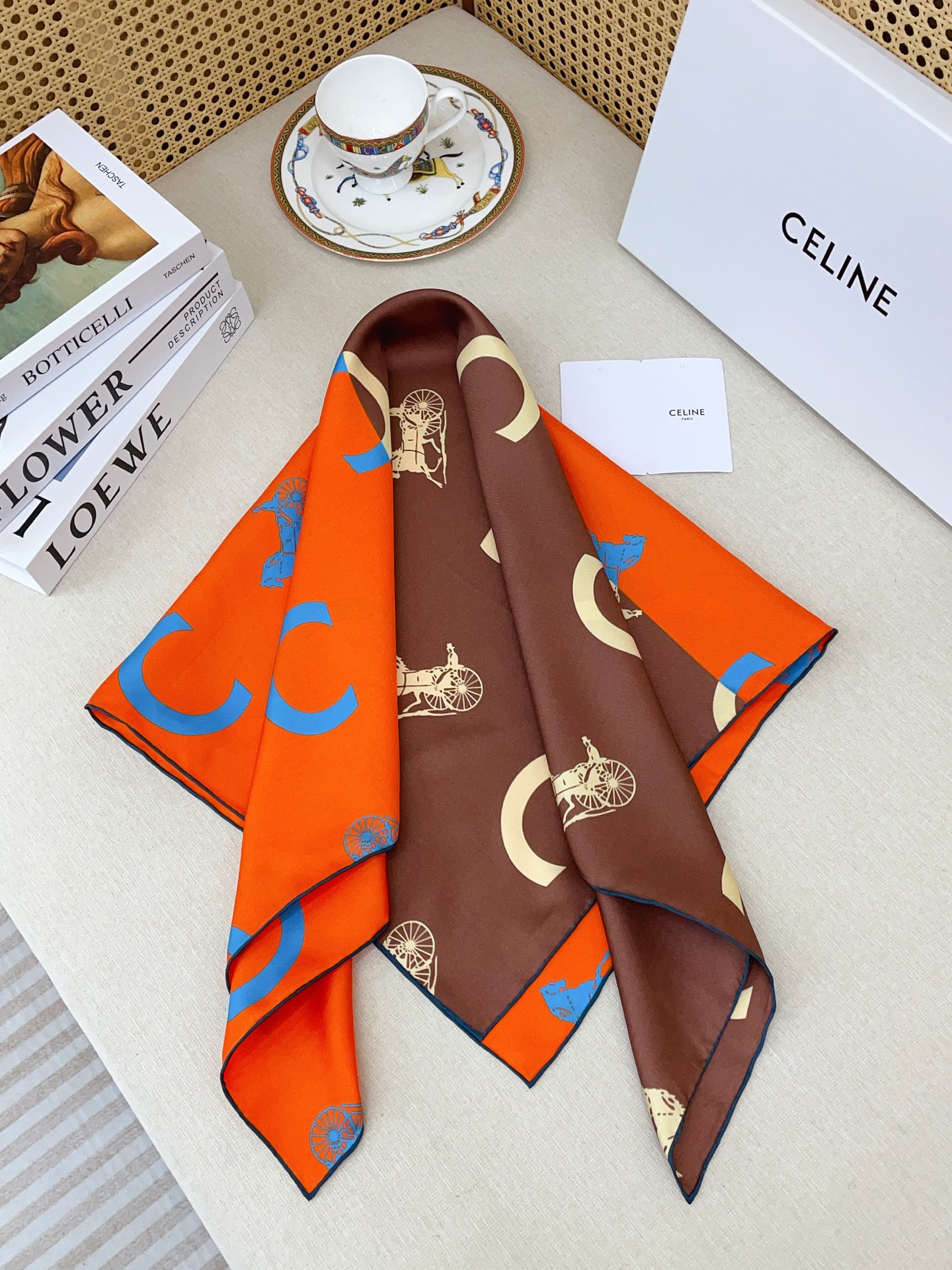 ✨✨【18姆米 双面同色】上身效果疯狂的喜欢❗️专柜也是刚刚上架的，CELINE最最新款~非常有看头，瑟