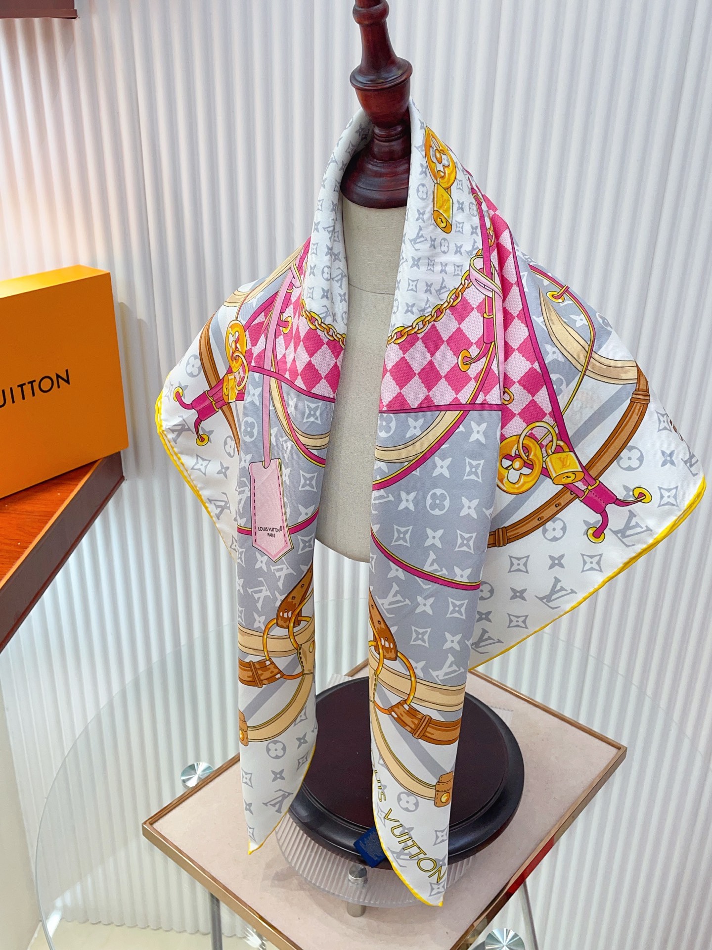 ✨✨【18姆米 双面同色】上身效果疯狂的喜欢❗️专柜也是刚刚上架的，L*最最新款~非常有看头，L的这类元