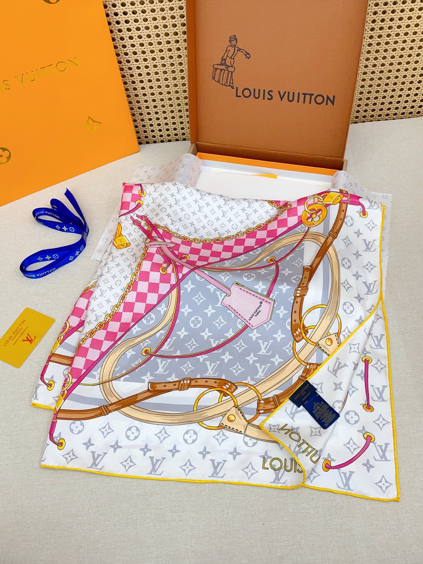 ✨✨【18姆米 双面同色】上身效果疯狂的喜欢❗️专柜也是刚刚上架的，L*最最新款~非常有看头，L的这类元