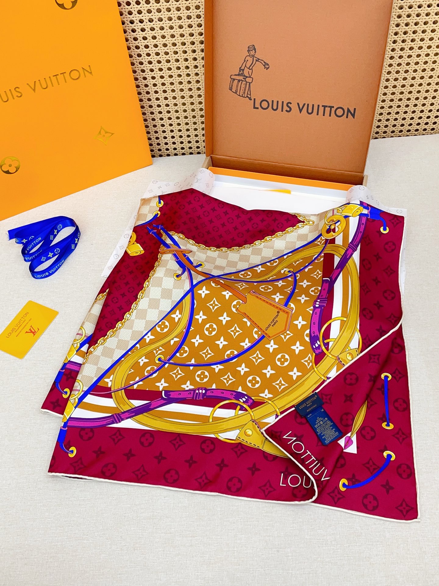 ✨✨【18姆米 双面同色】上身效果疯狂的喜欢❗️专柜也是刚刚上架的，L*最最新款~非常有看头，L的这类元