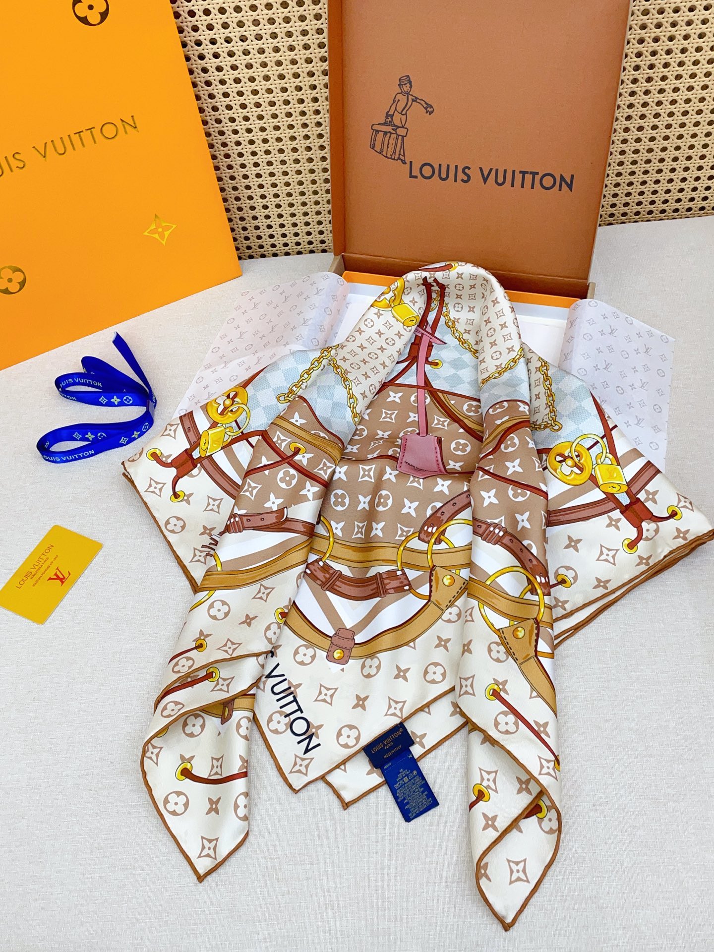 ✨✨【18姆米 双面同色】上身效果疯狂的喜欢❗️专柜也是刚刚上架的，L*最最新款~非常有看头，L的这类元