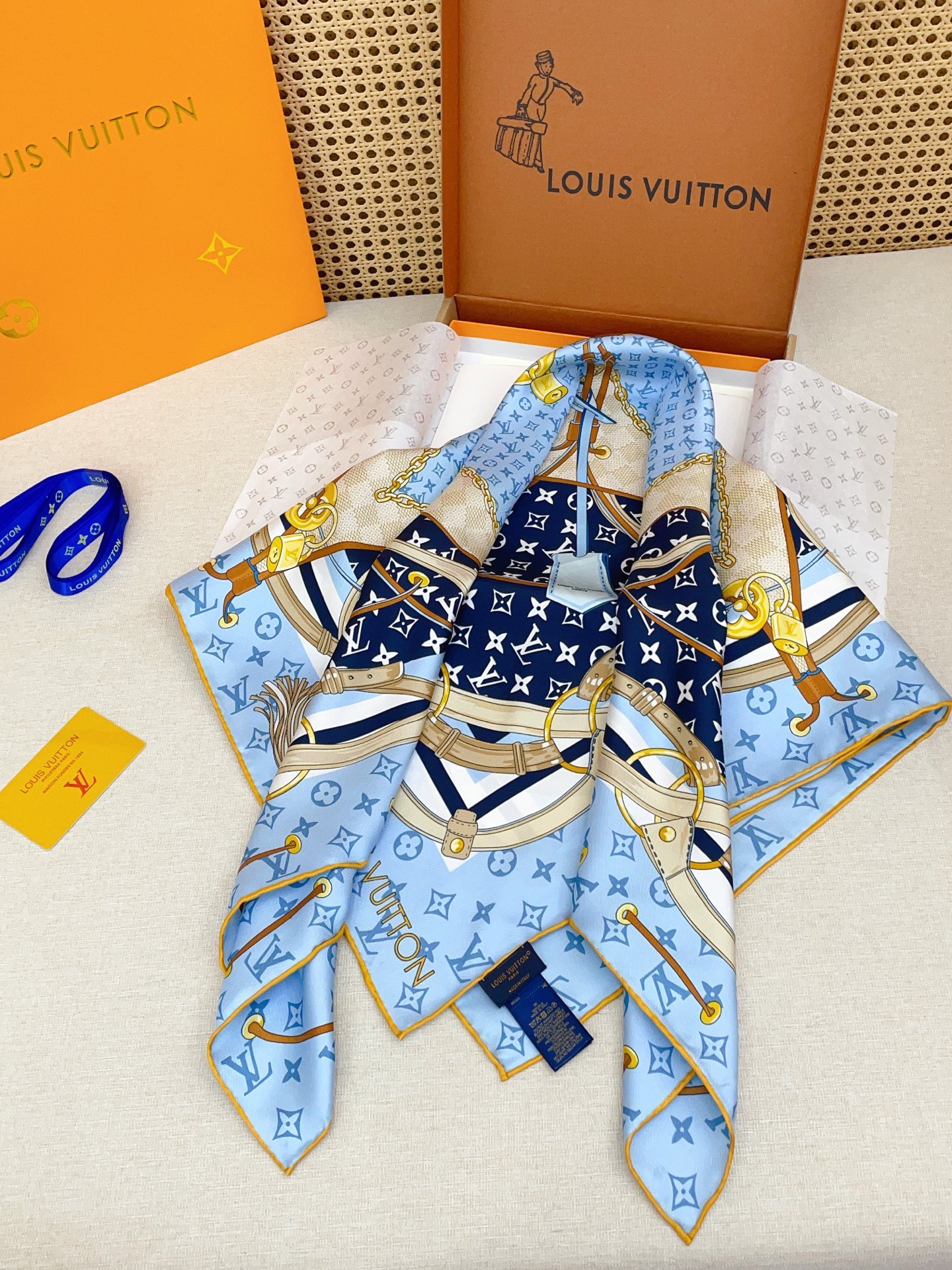 ✨✨【18姆米 双面同色】上身效果疯狂的喜欢❗️专柜也是刚刚上架的，L*最最新款~非常有看头，L的这类元