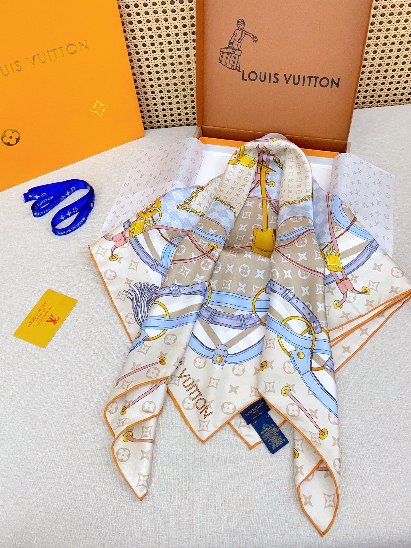 ✨✨【18姆米 双面同色】上身效果疯狂的喜欢❗️专柜也是刚刚上架的，L*最最新款~非常有看头，L的这类元