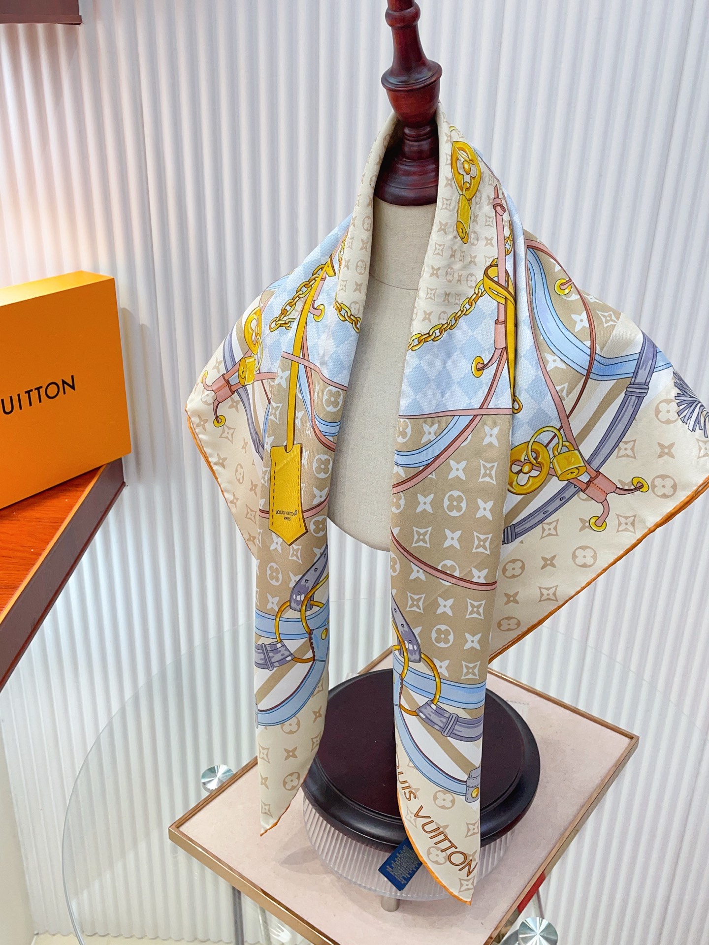 ✨✨【18姆米 双面同色】上身效果疯狂的喜欢❗️专柜也是刚刚上架的，L*最最新款~非常有看头，L的这类元