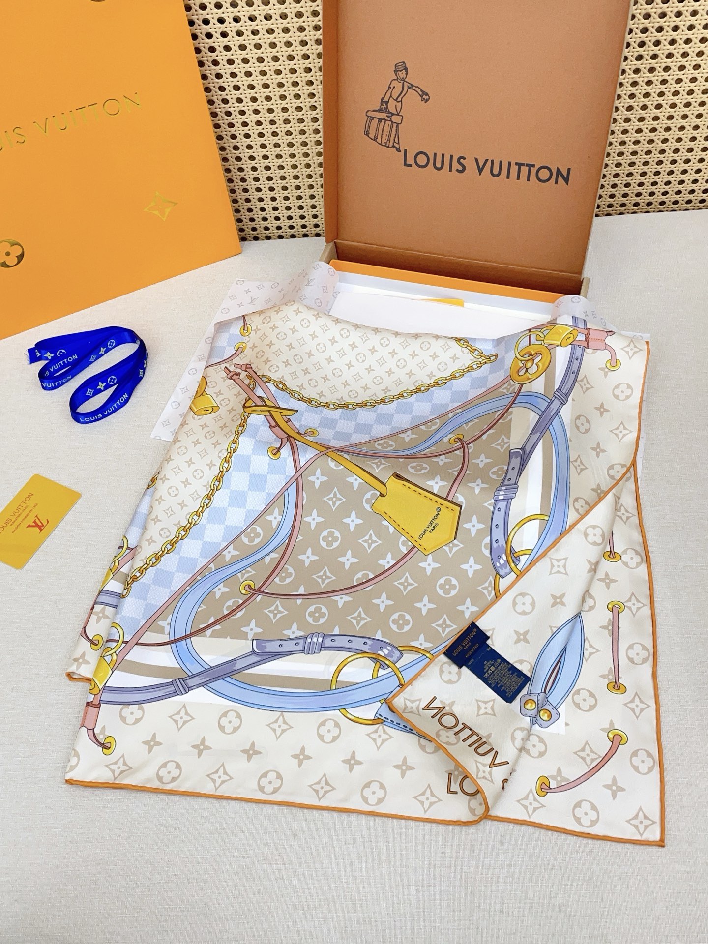 ✨✨【18姆米 双面同色】上身效果疯狂的喜欢❗️专柜也是刚刚上架的，L*最最新款~非常有看头，L的这类元