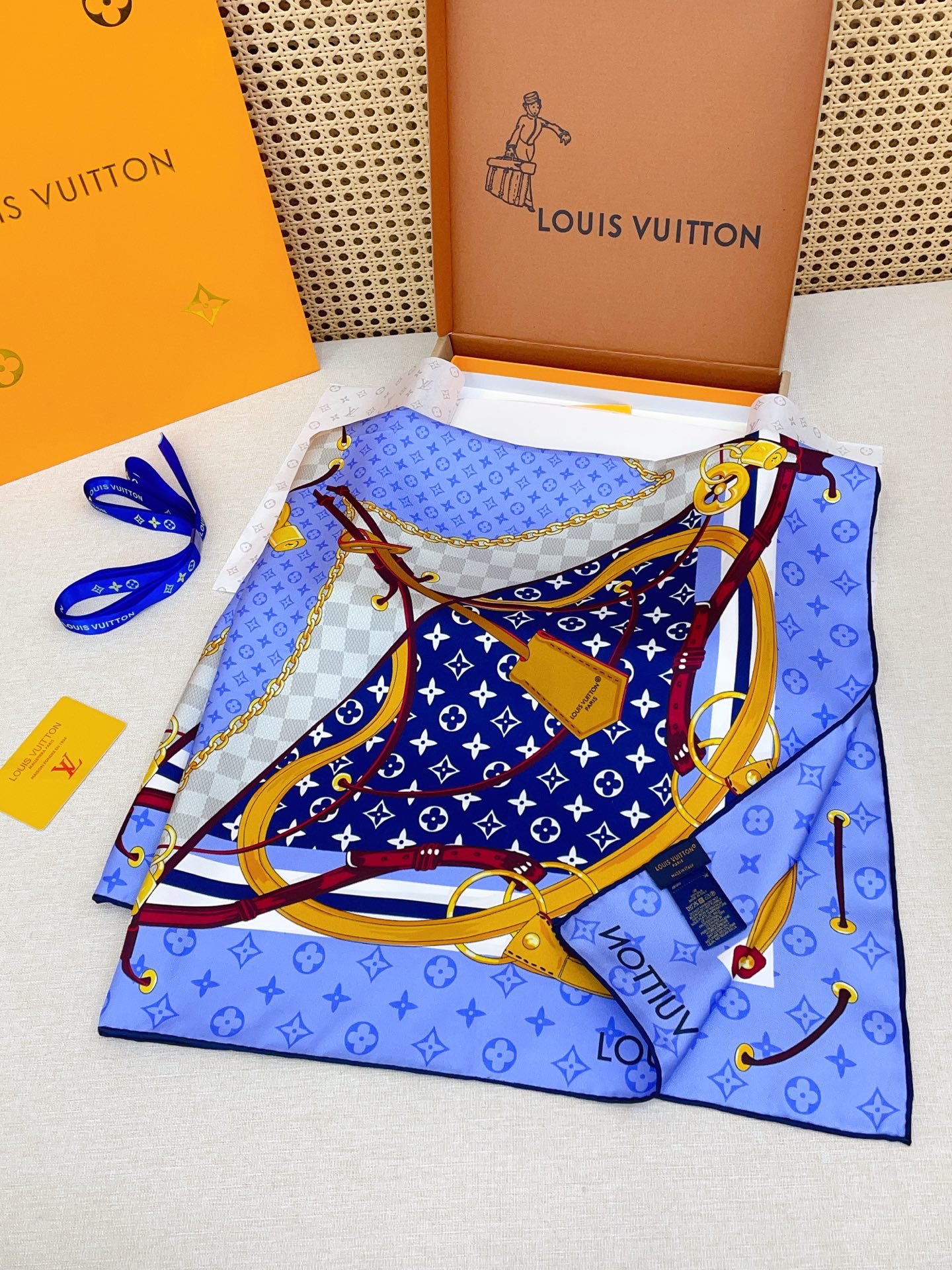 ✨✨【18姆米 双面同色】上身效果疯狂的喜欢❗️专柜也是刚刚上架的，L*最最新款~非常有看头，L的这类元