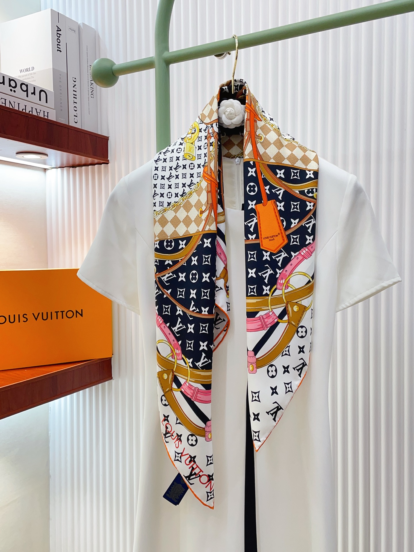 NO:727433,【18moomi  Double-sided same color] I love the upper body effect and it has just been put on the shelves. The latest model of L* is very attractive. Elements of L have always been the aura of high-end women. The combination of fashion and femininity is just right. This combination is really fashionable and elegant and feminine. It is very suitable for daily wear. The color matching and feel, gloss and hemming are very good, and the custom-grade fabric makes the scarf easier to style. It is a very heavy and luxurious design, but the upper body is very noble!  A simple foundation with this scarf, the simple matching gives people a very comfortable and tasteful big-name feel... Recommended 90*90cm top twill silk square scarf high version scarf, high version scarf, real silk19860909【18姆米 双面同色】上身效果疯狂的喜欢专柜也是刚刚上架的,L*最最新款~非常有看头,L的这类元素一直是高级女人的气场感,时髦和女人味融合的刚刚好这样的搭配真的是好时髦,优雅女人味非常适合日搭的配色手感,光泽感,卷边都做的非常好,定制级面料.赋予了围巾更非常容易造型.非常重磅奢华的设计,上身却别样衬得人高贵气质！简单的打底配此款围巾,简单的搭配却给人非常舒适有品味的大牌感…推荐90*90cm顶级斜纹真丝方巾高版本围巾,高版本围巾,real silk,scarf