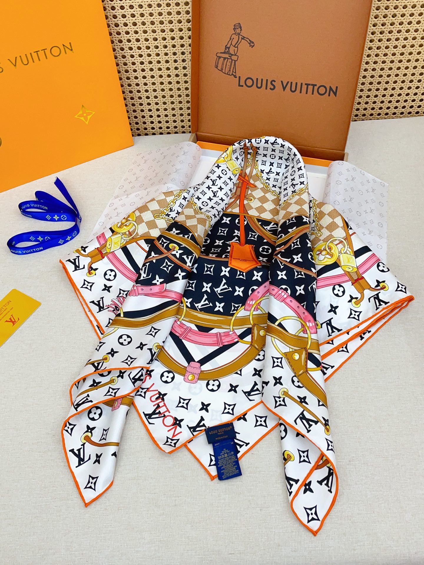 ✨✨【18姆米 双面同色】上身效果疯狂的喜欢❗️专柜也是刚刚上架的，L*最最新款~非常有看头，L的这类元