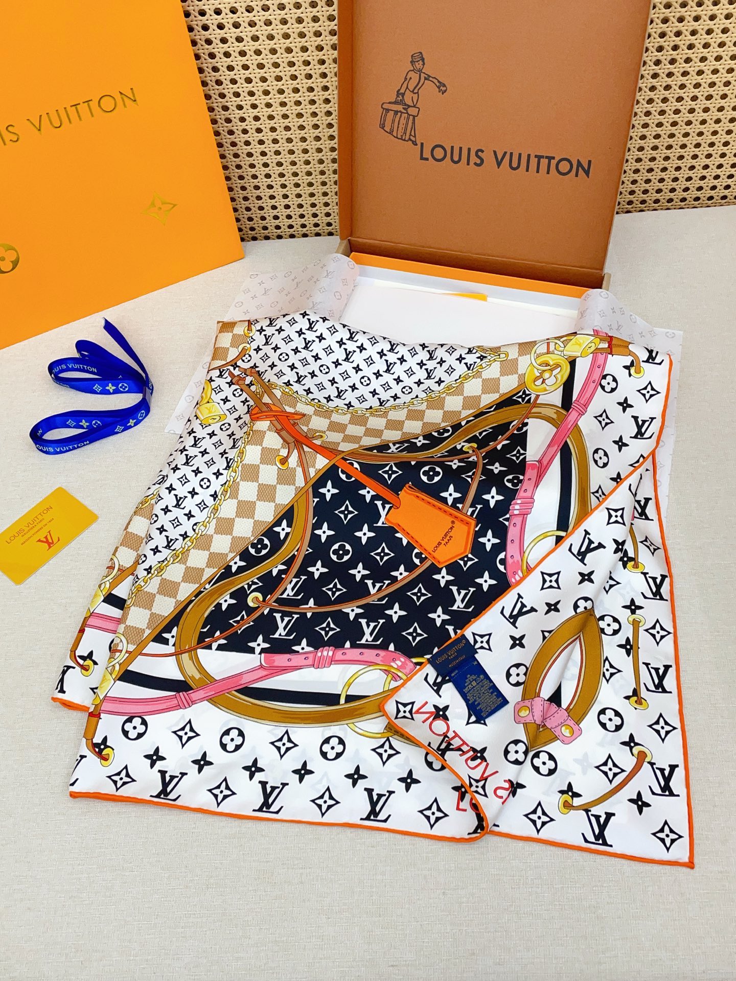 ✨✨【18姆米 双面同色】上身效果疯狂的喜欢❗️专柜也是刚刚上架的，L*最最新款~非常有看头，L的这类元