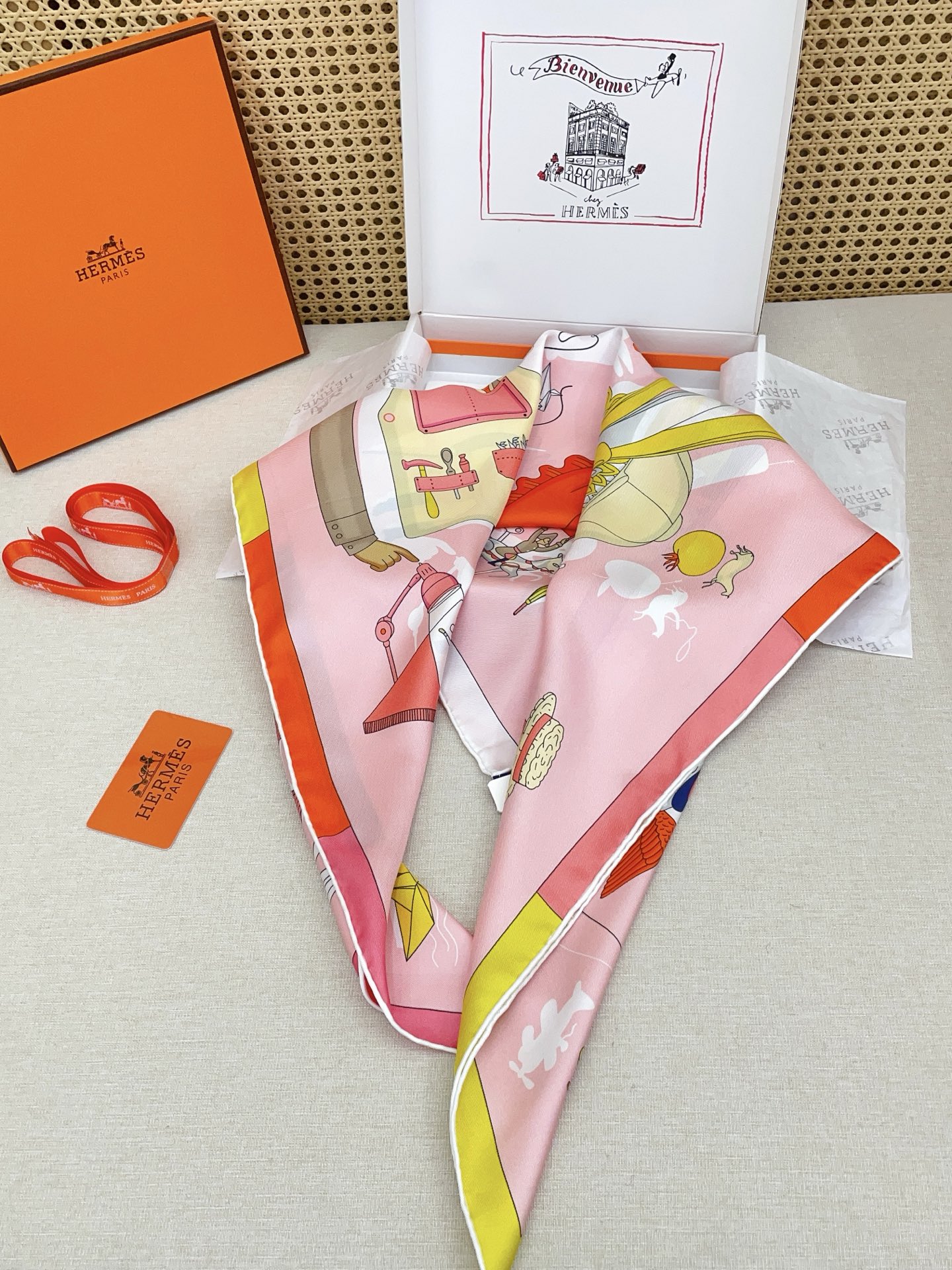 ✨✨【18姆米 双面同色】H**S真丝新款🆕👏👏买了都说好看‼️推荐💕【精巧错觉 90】真丝方巾，顶级工