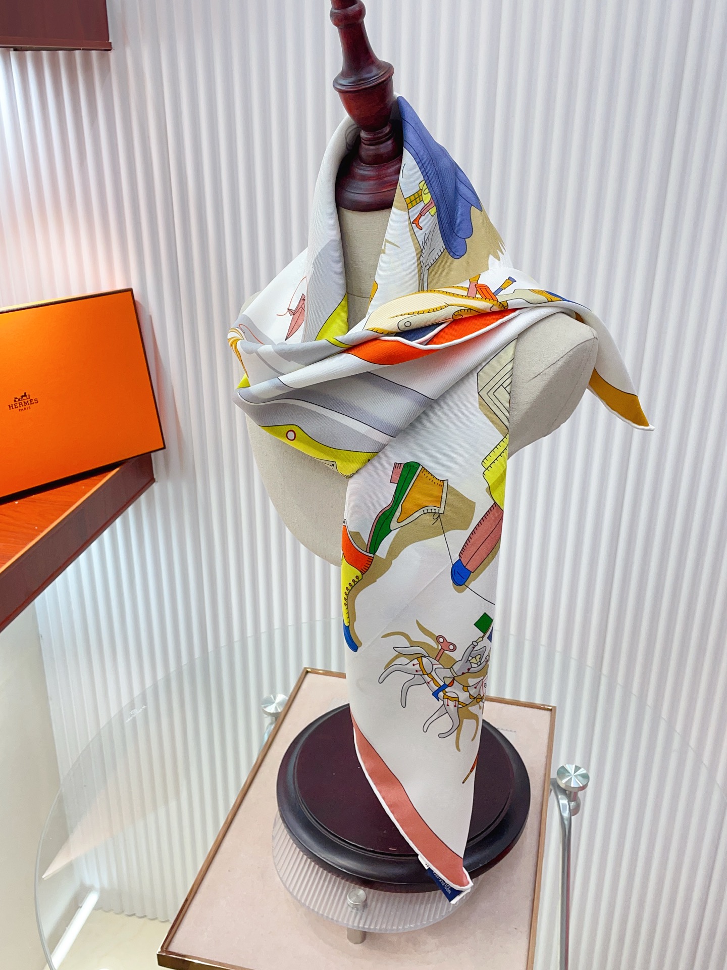 ✨✨【18姆米 双面同色】H**S真丝新款🆕👏👏买了都说好看‼️推荐💕【精巧错觉 90】真丝方巾，顶级工