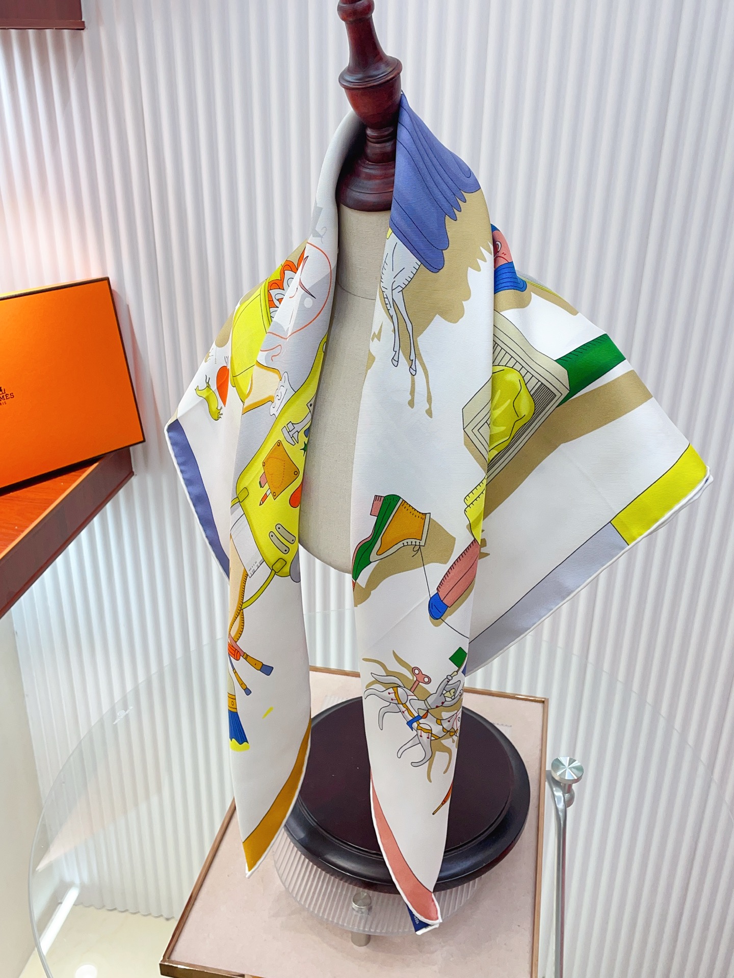 ✨✨【18姆米 双面同色】H**S真丝新款🆕👏👏买了都说好看‼️推荐💕【精巧错觉 90】真丝方巾，顶级工