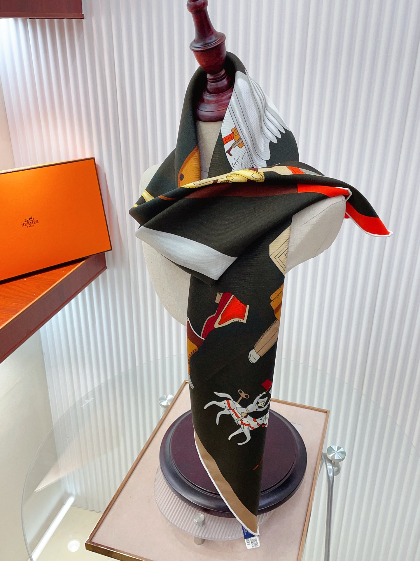 ✨✨【18姆米 双面同色】H**S真丝新款🆕👏👏买了都说好看‼️推荐💕【精巧错觉 90】真丝方巾，顶级工