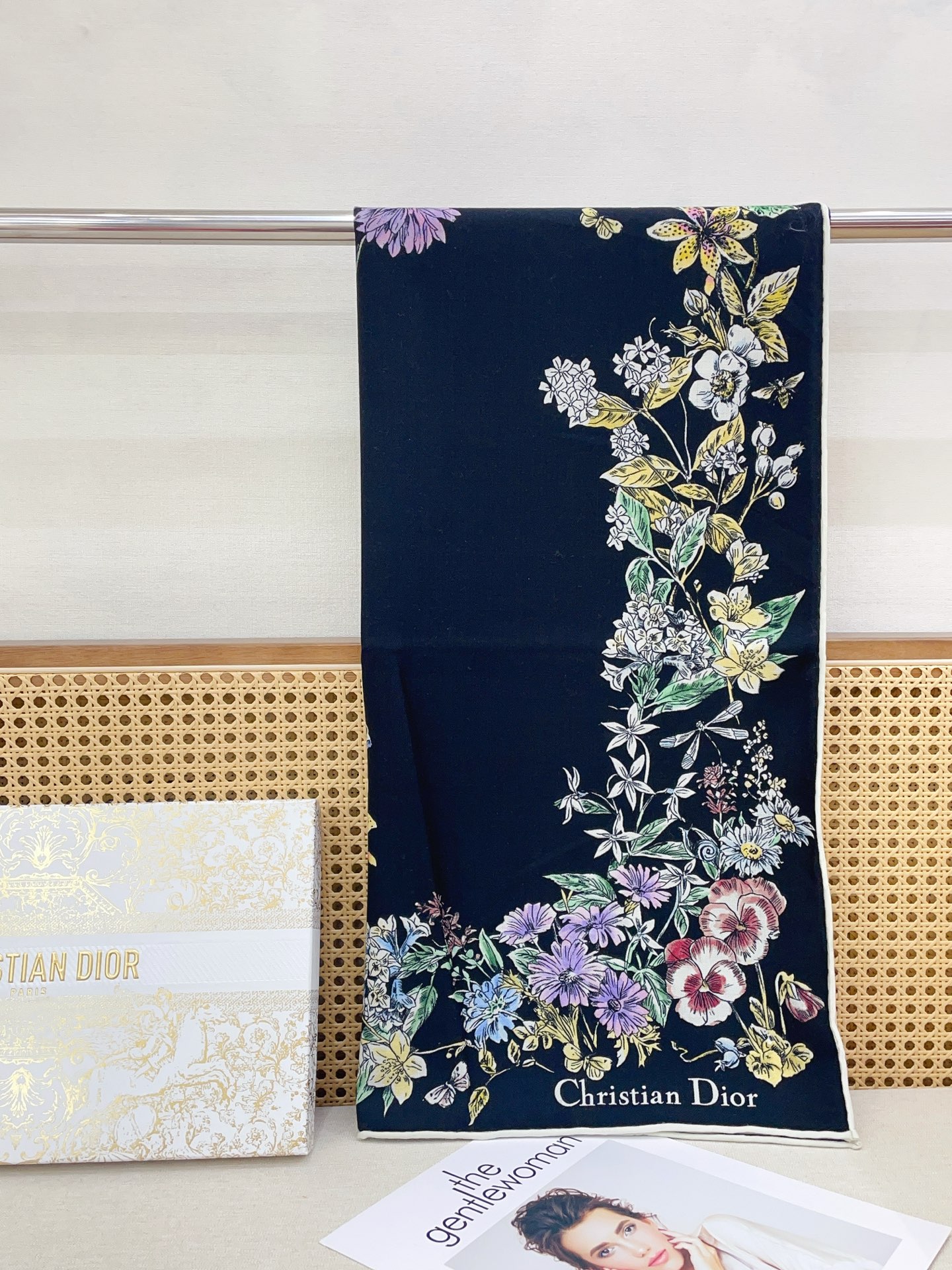 ✨✨【双面同色 丝毛款】CD家羊绒新款 买了都说好看‼️推荐💕双面同色羊绒方巾‼️D家ZG爆款🎁💟立体呈