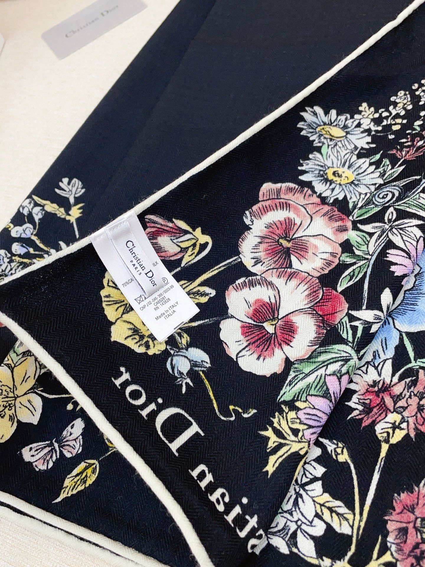 ✨✨【双面同色 丝毛款】CD家羊绒新款 买了都说好看‼️推荐💕双面同色羊绒方巾‼️D家ZG爆款🎁💟立体呈