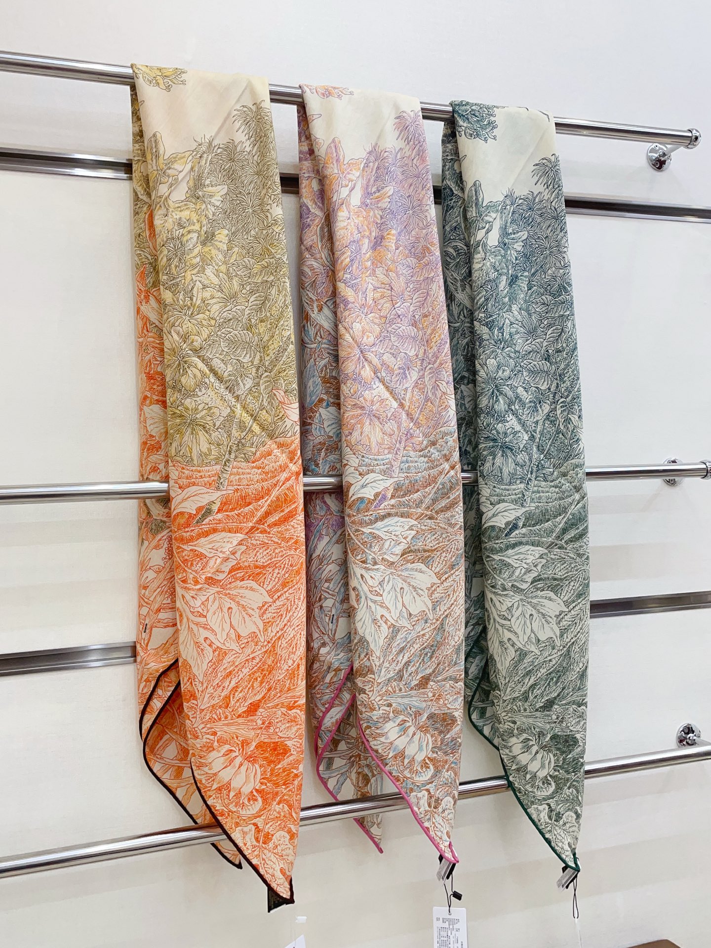 ✨✨【双面同色 丝毛款】H家羊绒新款 买了都说好看‼️推荐💕【巴勒莫植物园 140】羊绒方巾‼️H家ZG