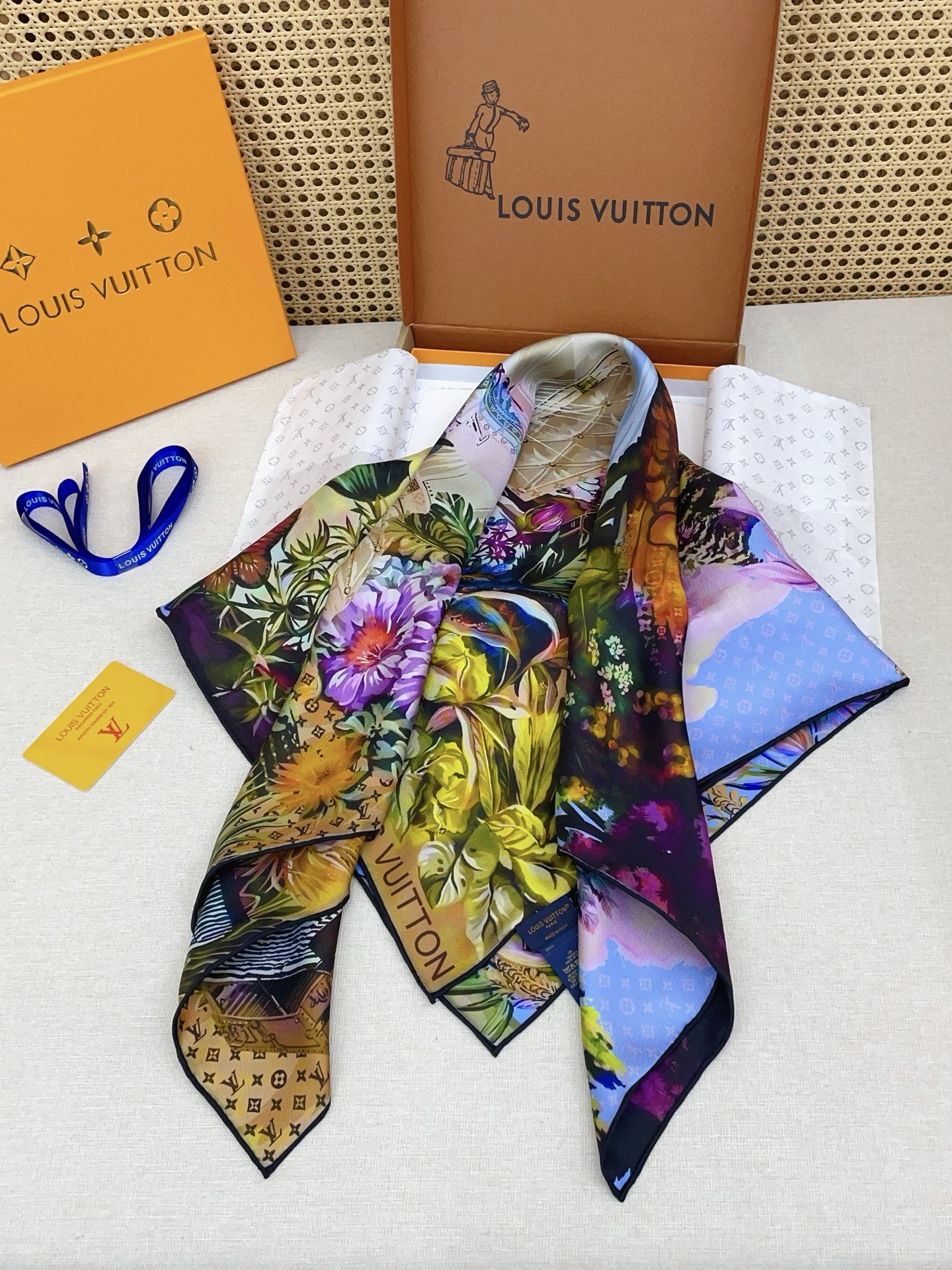 ✨✨【18姆米 双面同色】上身效果疯狂的喜欢❗️专柜也是刚刚上架的，L*最最新款~非常有看头，L的这类元