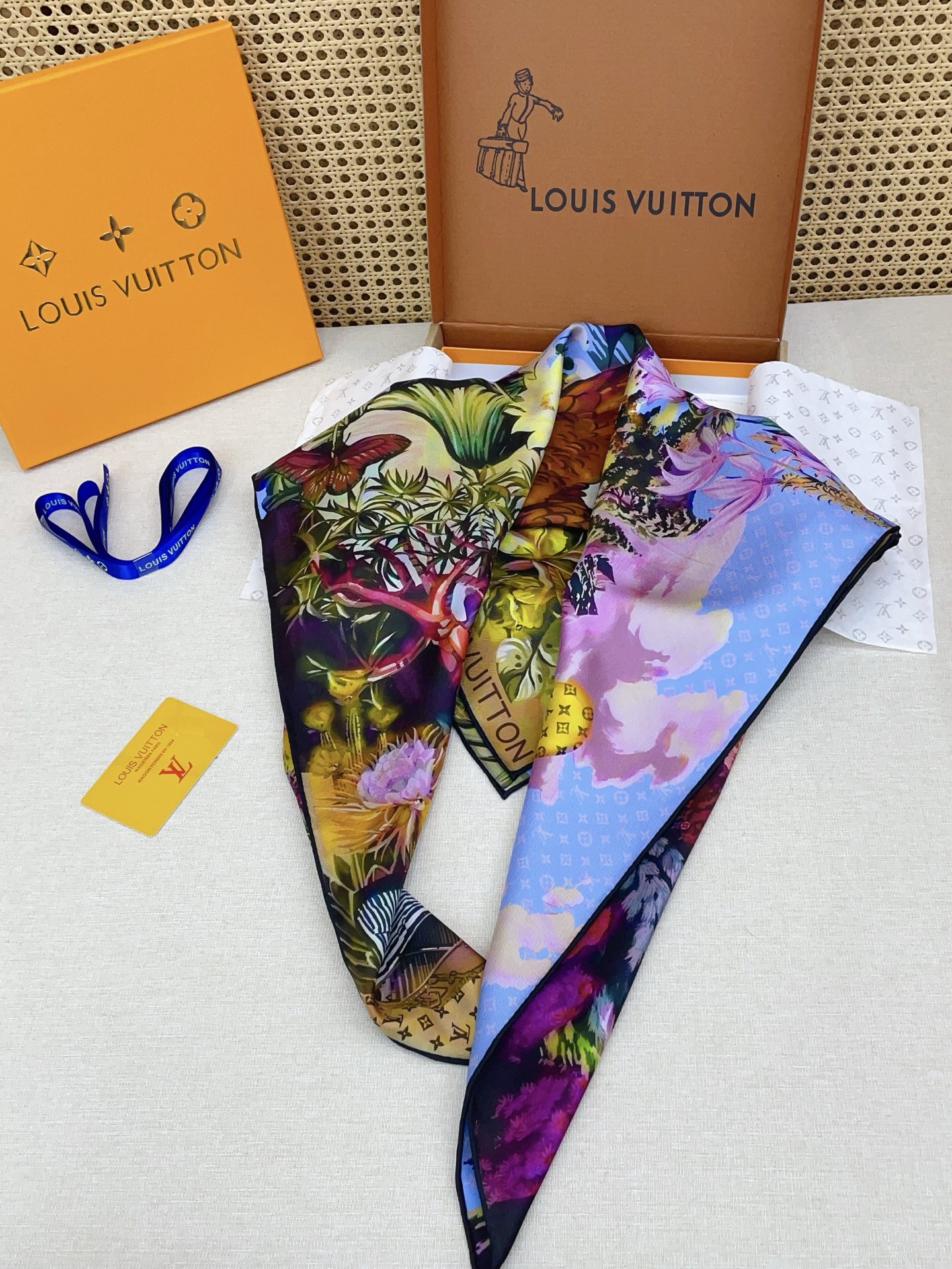 ✨✨【18姆米 双面同色】上身效果疯狂的喜欢❗️专柜也是刚刚上架的，L*最最新款~非常有看头，L的这类元