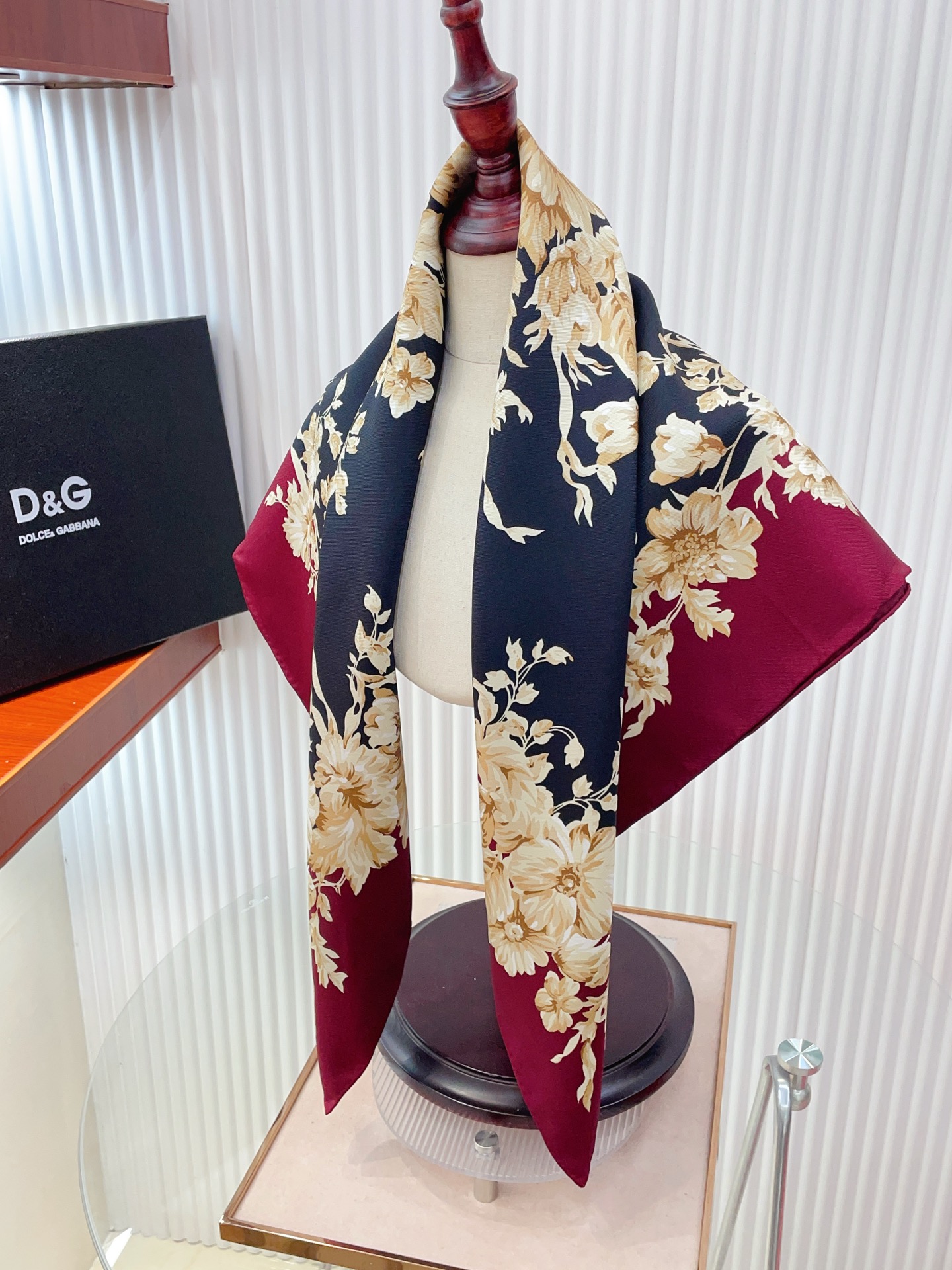 ✨✨【18姆米 双面同色】上身效果疯狂的喜欢❗️专柜也是刚刚上架的，D&G最最新款~非常有看头，这类元素