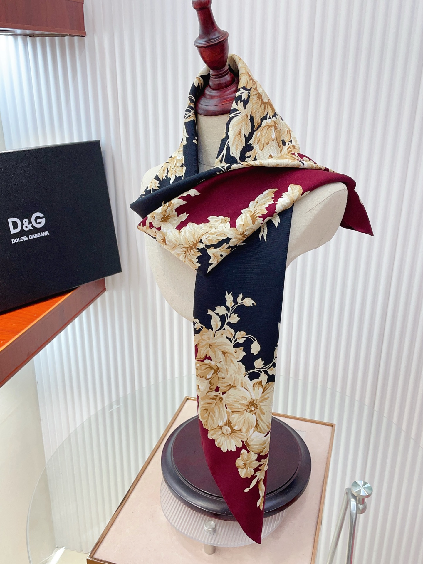 ✨✨【18姆米 双面同色】上身效果疯狂的喜欢❗️专柜也是刚刚上架的，D&G最最新款~非常有看头，这类元素