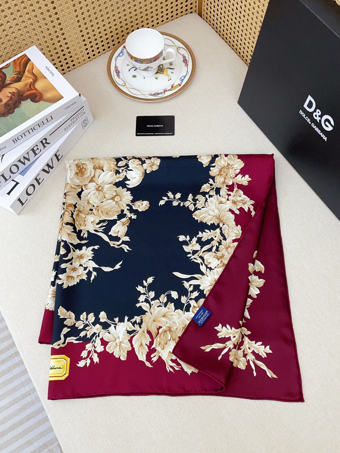 ✨✨【18姆米 双面同色】上身效果疯狂的喜欢❗️专柜也是刚刚上架的，D&G最最新款~非常有看头，这类元素