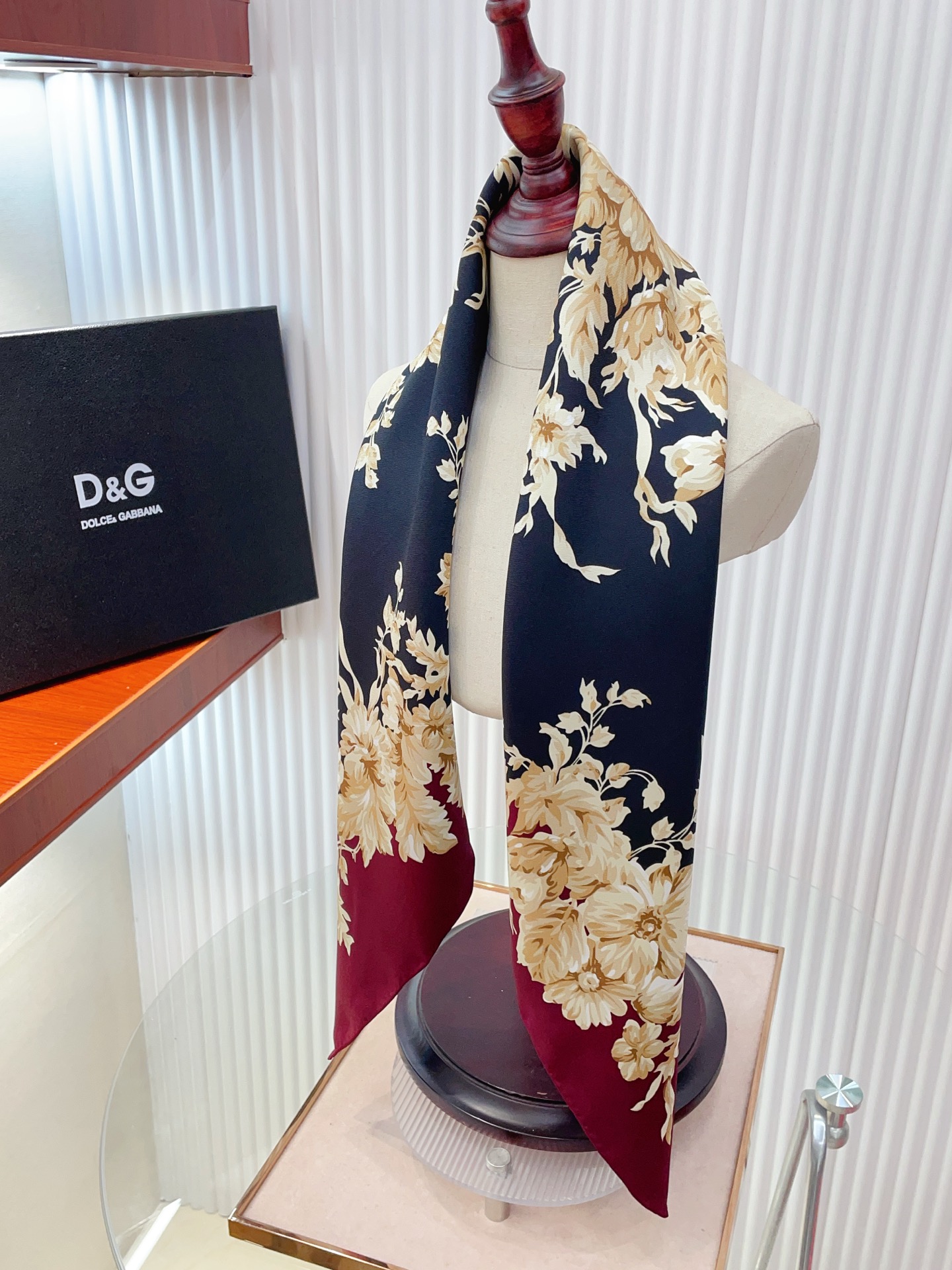 ✨✨【18姆米 双面同色】上身效果疯狂的喜欢❗️专柜也是刚刚上架的，D&G最最新款~非常有看头，这类元素