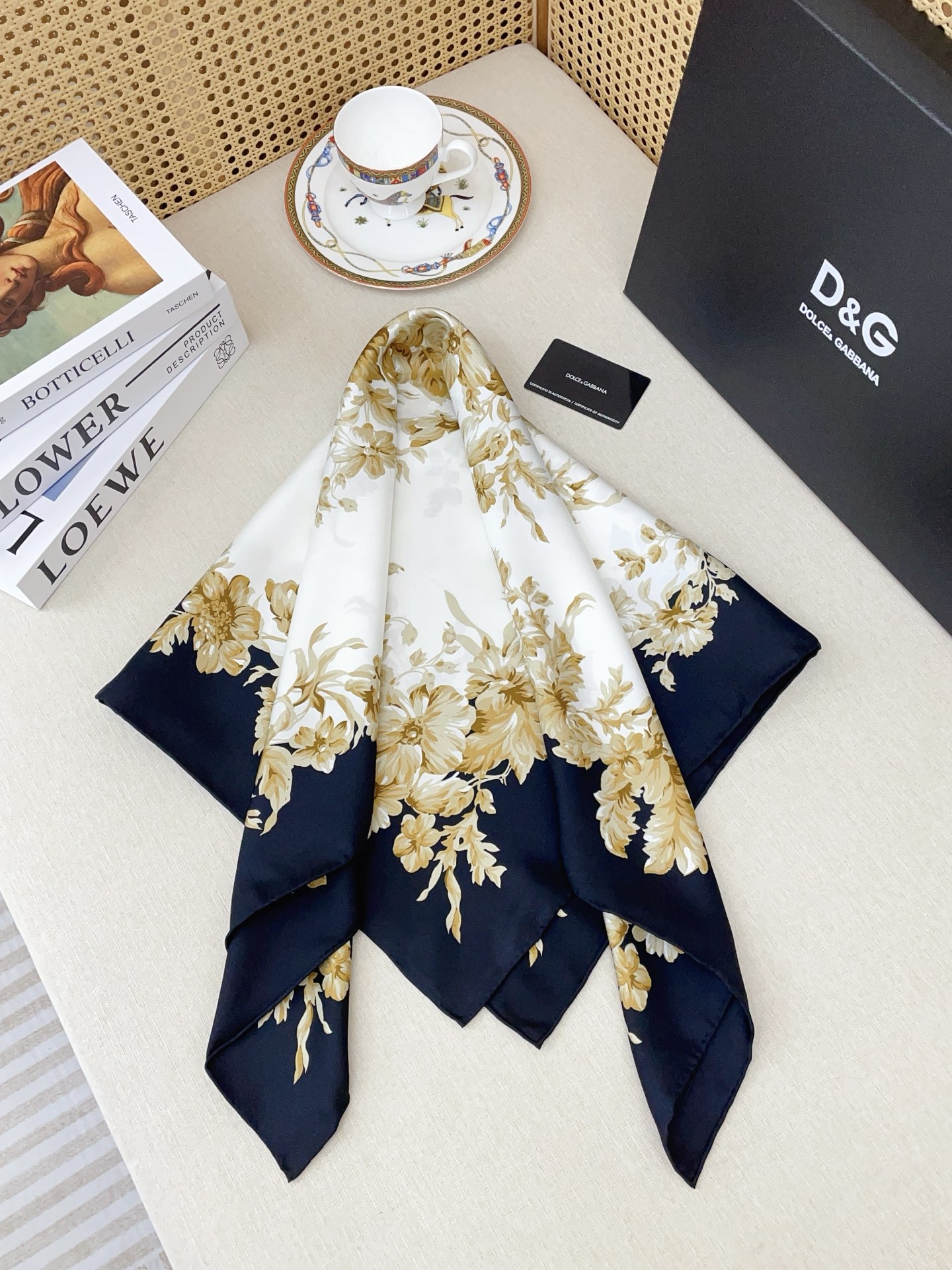 ✨✨【18姆米 双面同色】上身效果疯狂的喜欢❗️专柜也是刚刚上架的，D&G最最新款~非常有看头，这类元素