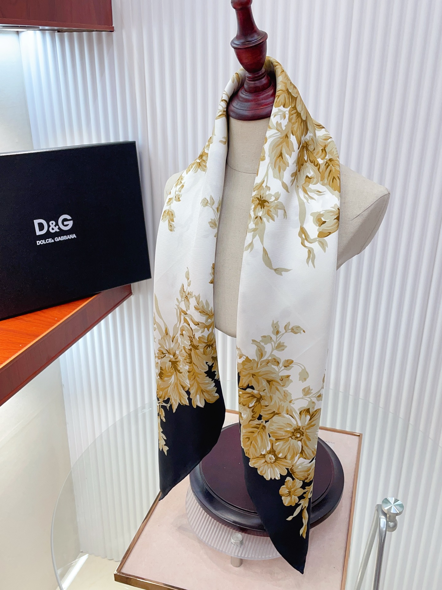 ✨✨【18姆米 双面同色】上身效果疯狂的喜欢❗️专柜也是刚刚上架的，D&G最最新款~非常有看头，这类元素