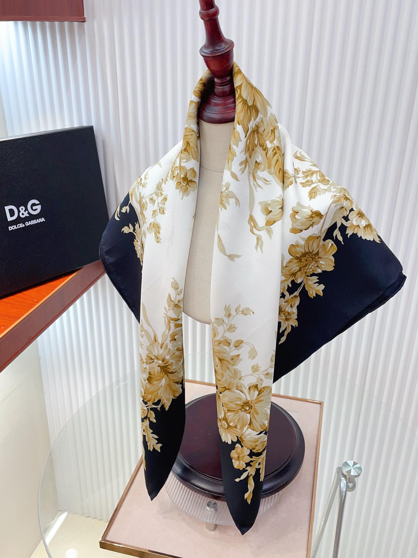 ✨✨【18姆米 双面同色】上身效果疯狂的喜欢❗️专柜也是刚刚上架的，D&G最最新款~非常有看头，这类元素