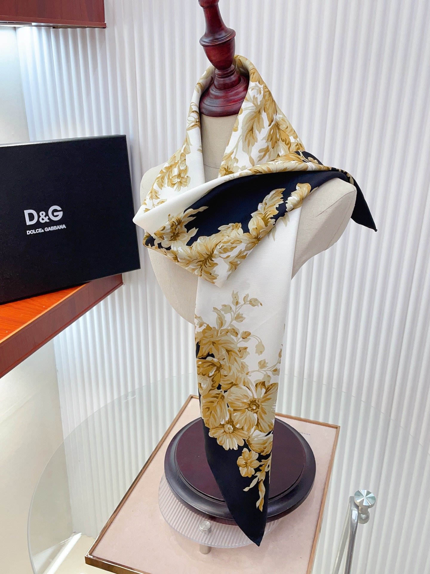 ✨✨【18姆米 双面同色】上身效果疯狂的喜欢❗️专柜也是刚刚上架的，D&G最最新款~非常有看头，这类元素