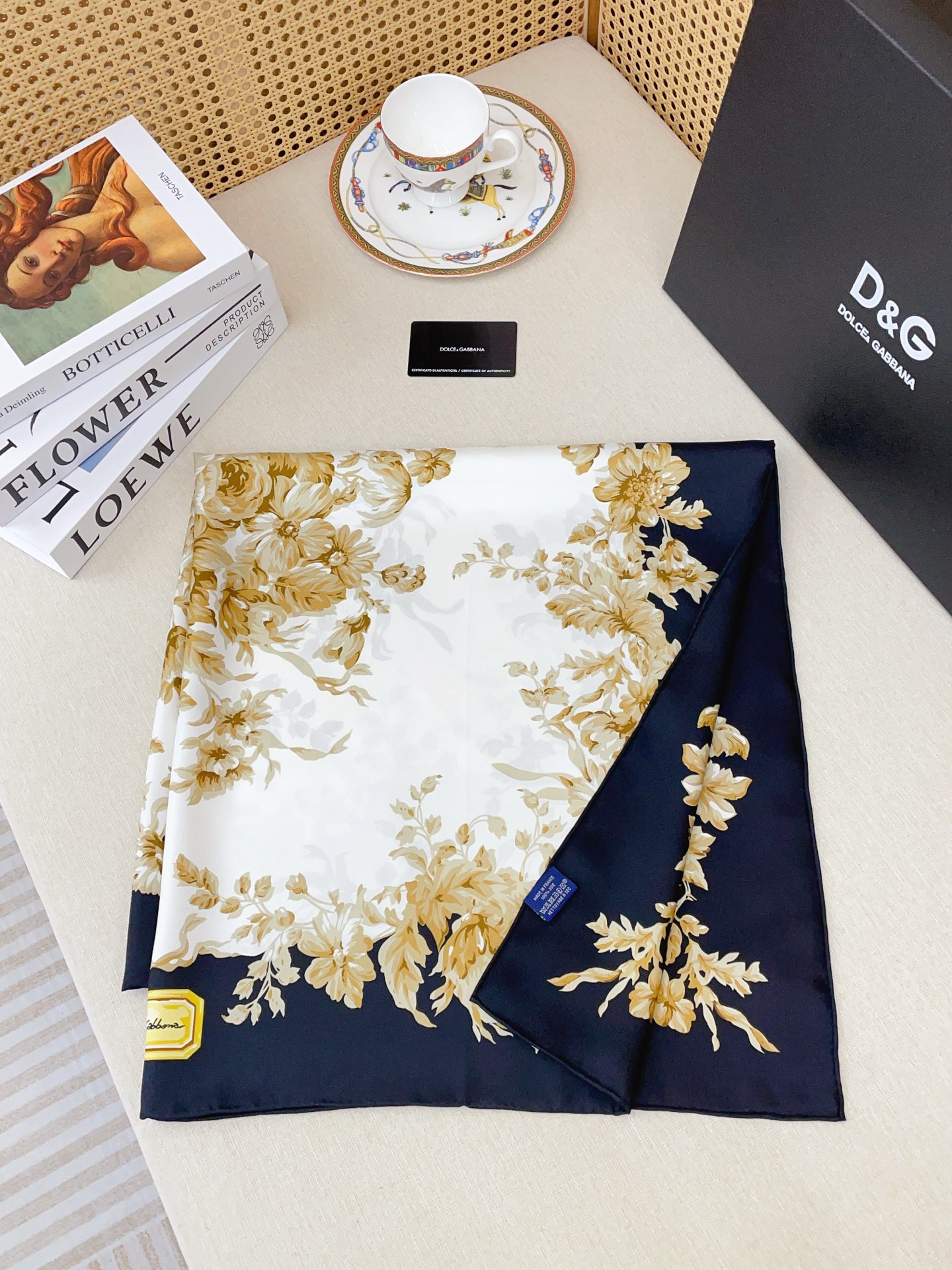 ✨✨【18姆米 双面同色】上身效果疯狂的喜欢❗️专柜也是刚刚上架的，D&G最最新款~非常有看头，这类元素