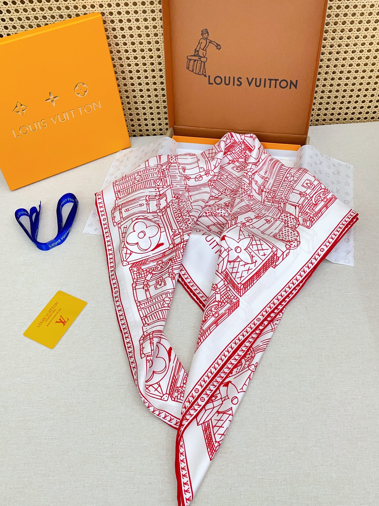 ✨✨【18姆米 双面同色】上身效果疯狂的喜欢❗️专柜也是刚刚上架的，L*最最新款~非常有看头，L的这类元