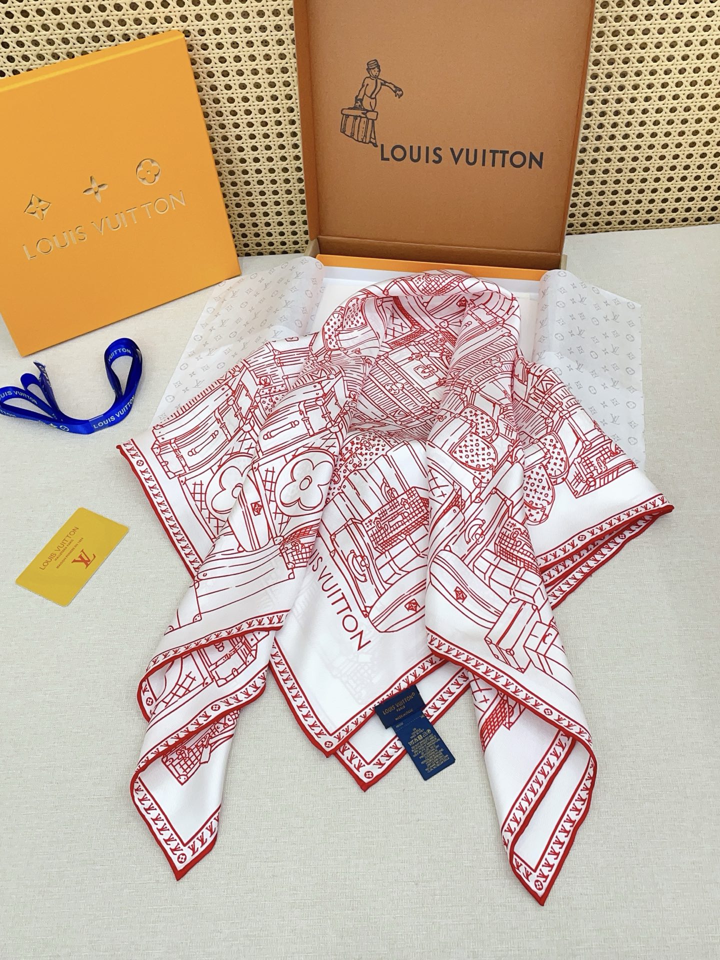 ✨✨【18姆米 双面同色】上身效果疯狂的喜欢❗️专柜也是刚刚上架的，L*最最新款~非常有看头，L的这类元