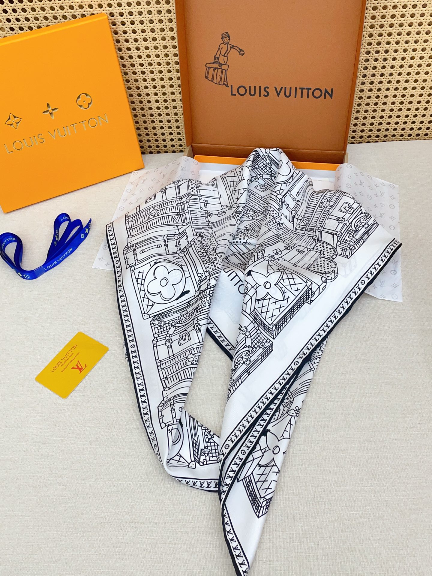 ✨✨【18姆米 双面同色】上身效果疯狂的喜欢❗️专柜也是刚刚上架的，L*最最新款~非常有看头，L的这类元