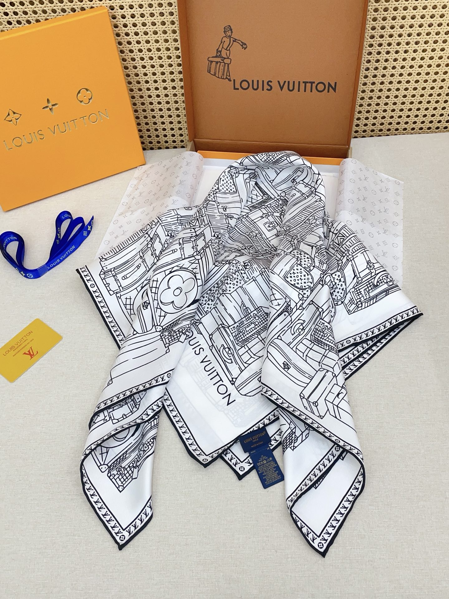 ✨✨【18姆米 双面同色】上身效果疯狂的喜欢❗️专柜也是刚刚上架的，L*最最新款~非常有看头，L的这类元