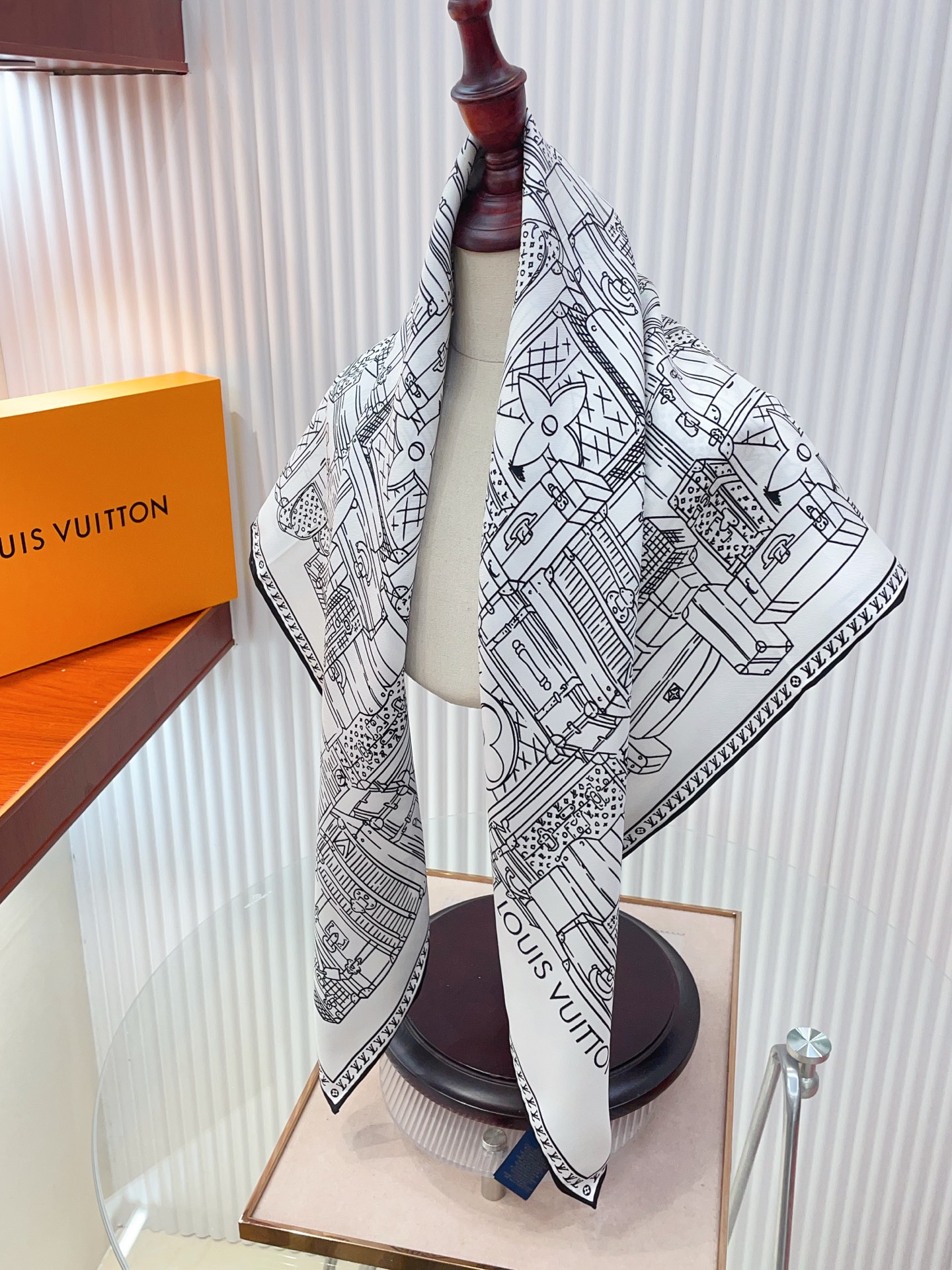 ✨✨【18姆米 双面同色】上身效果疯狂的喜欢❗️专柜也是刚刚上架的，L*最最新款~非常有看头，L的这类元