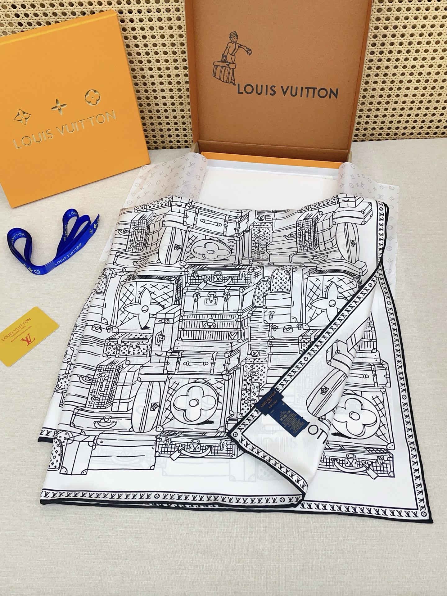 ✨✨【18姆米 双面同色】上身效果疯狂的喜欢❗️专柜也是刚刚上架的，L*最最新款~非常有看头，L的这类元