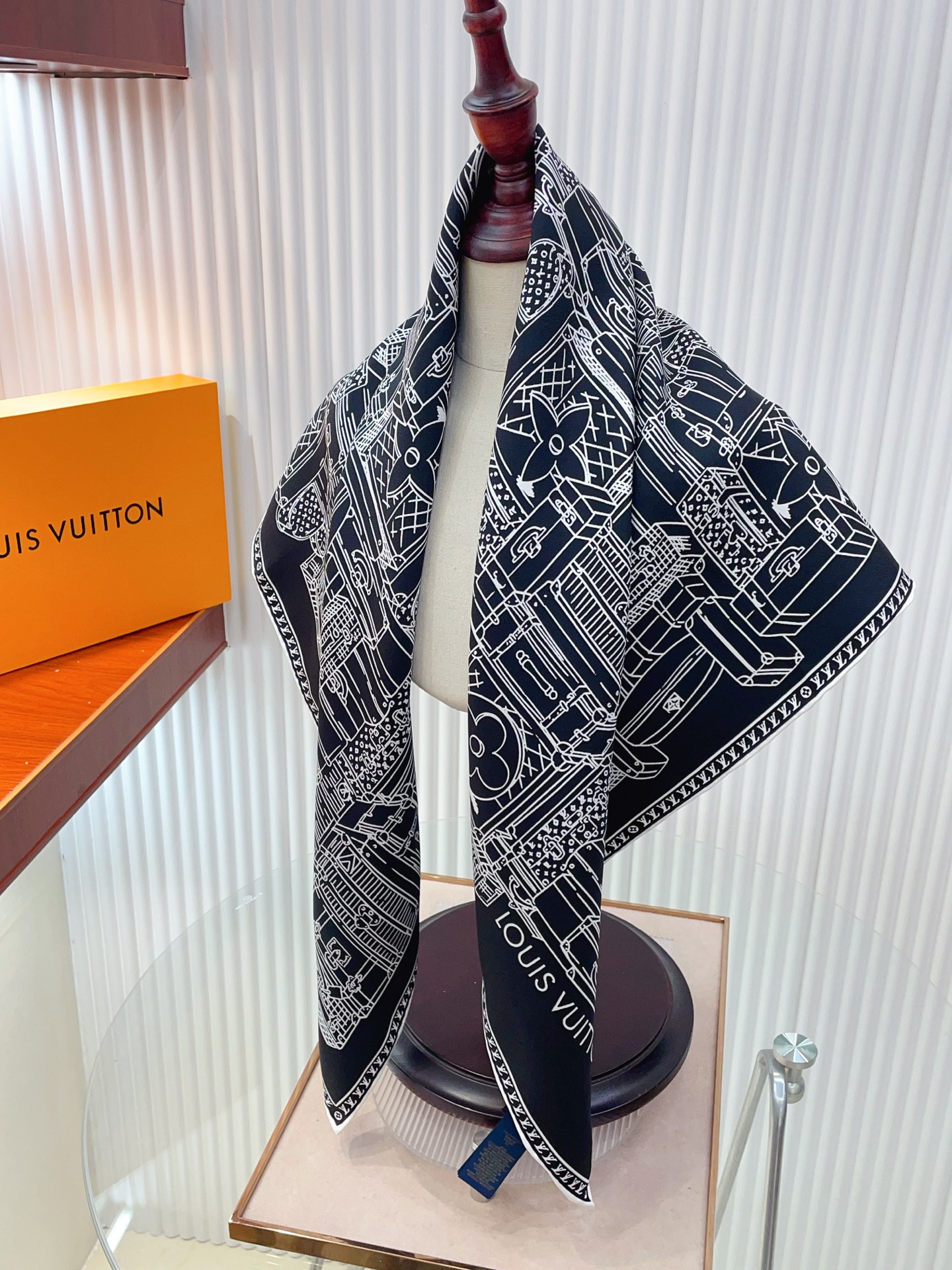 ✨✨【18姆米 双面同色】上身效果疯狂的喜欢❗️专柜也是刚刚上架的，L*最最新款~非常有看头，L的这类元