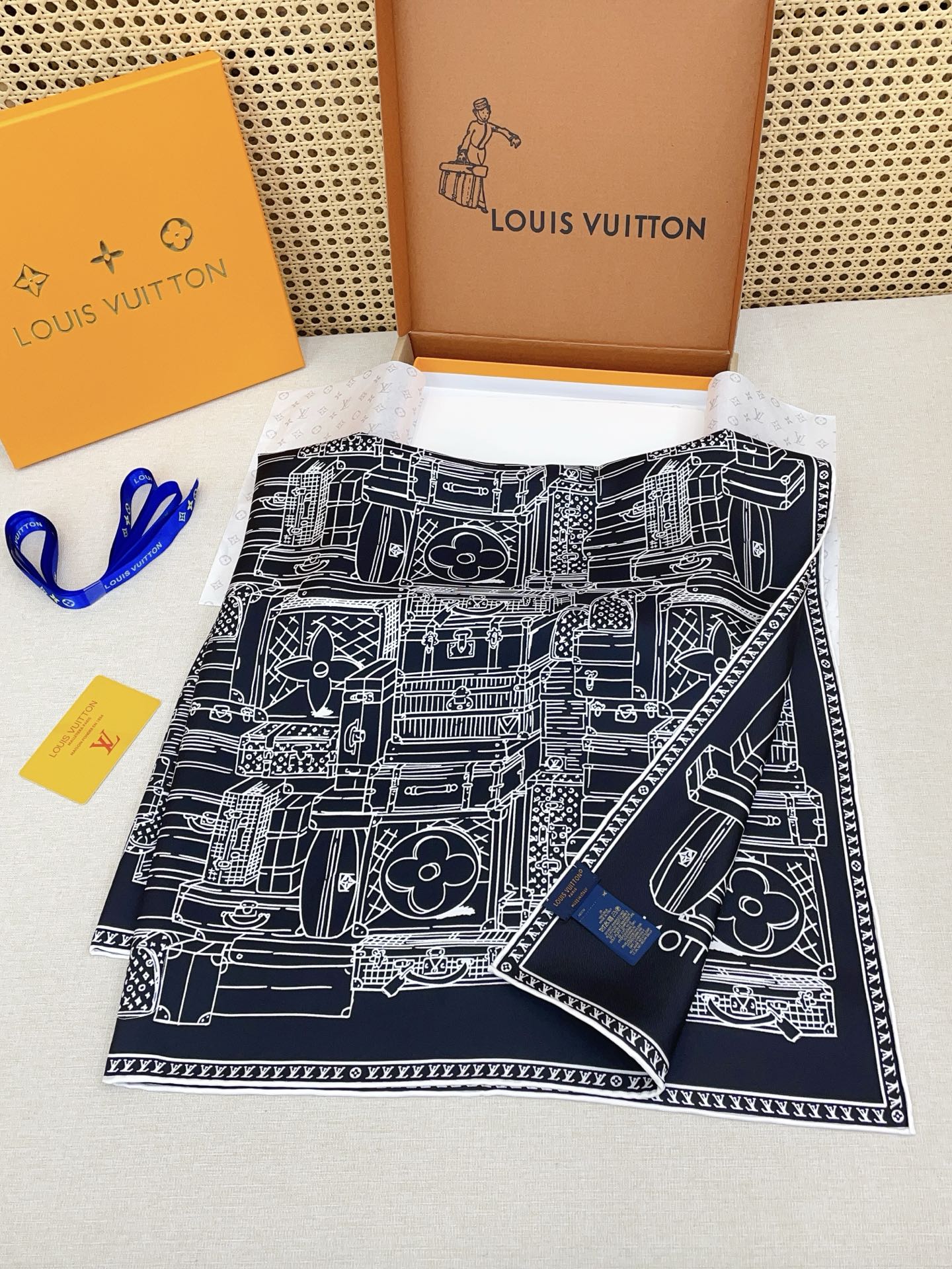 ✨✨【18姆米 双面同色】上身效果疯狂的喜欢❗️专柜也是刚刚上架的，L*最最新款~非常有看头，L的这类元