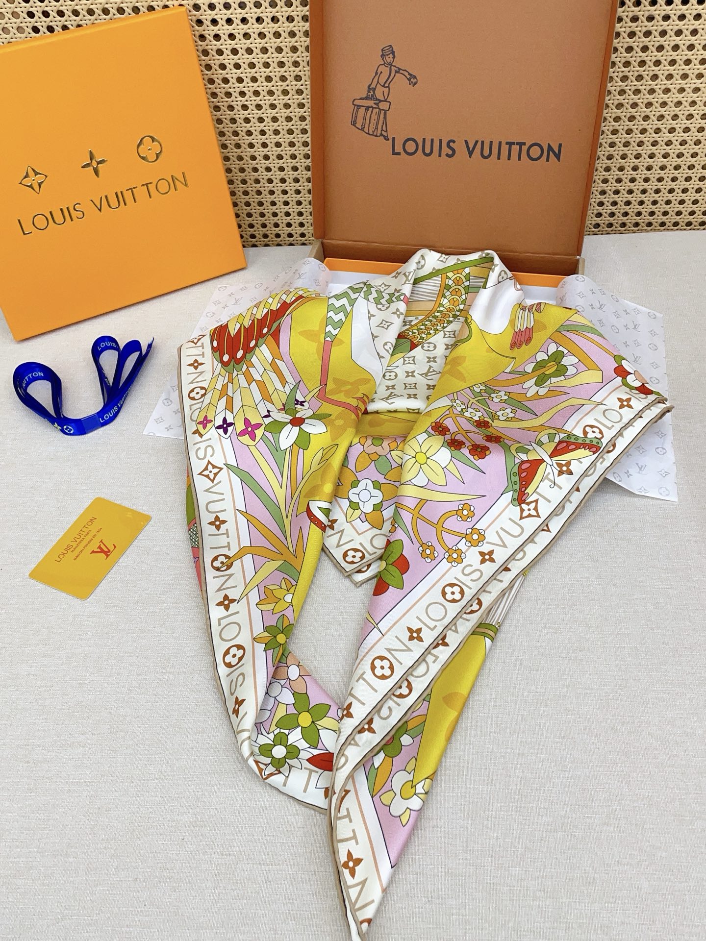 ✨✨【18姆米 双面同色】上身效果疯狂的喜欢❗️专柜也是刚刚上架的，L*最最新款~非常有看头，L的这类元