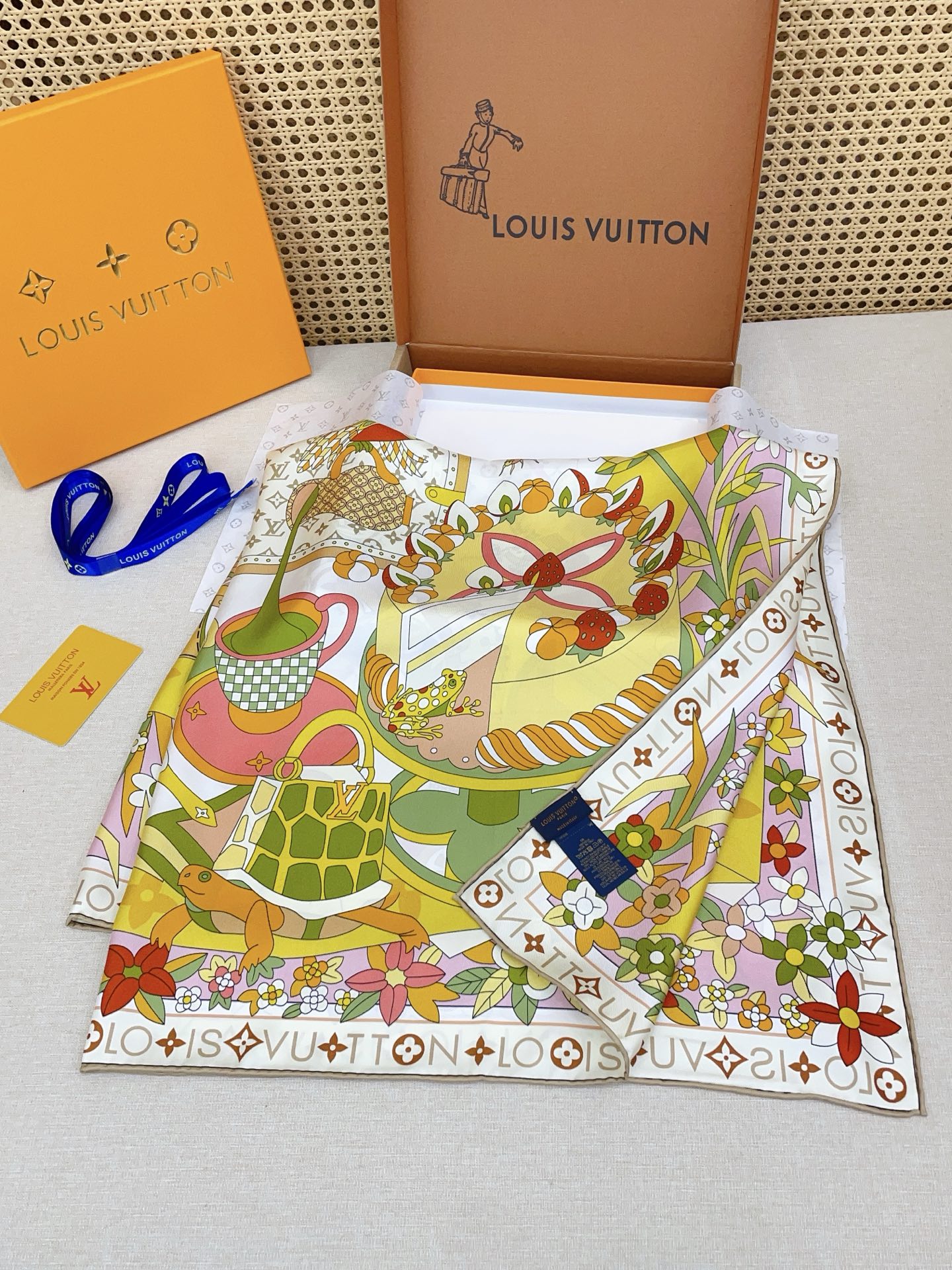 ✨✨【18姆米 双面同色】上身效果疯狂的喜欢❗️专柜也是刚刚上架的，L*最最新款~非常有看头，L的这类元