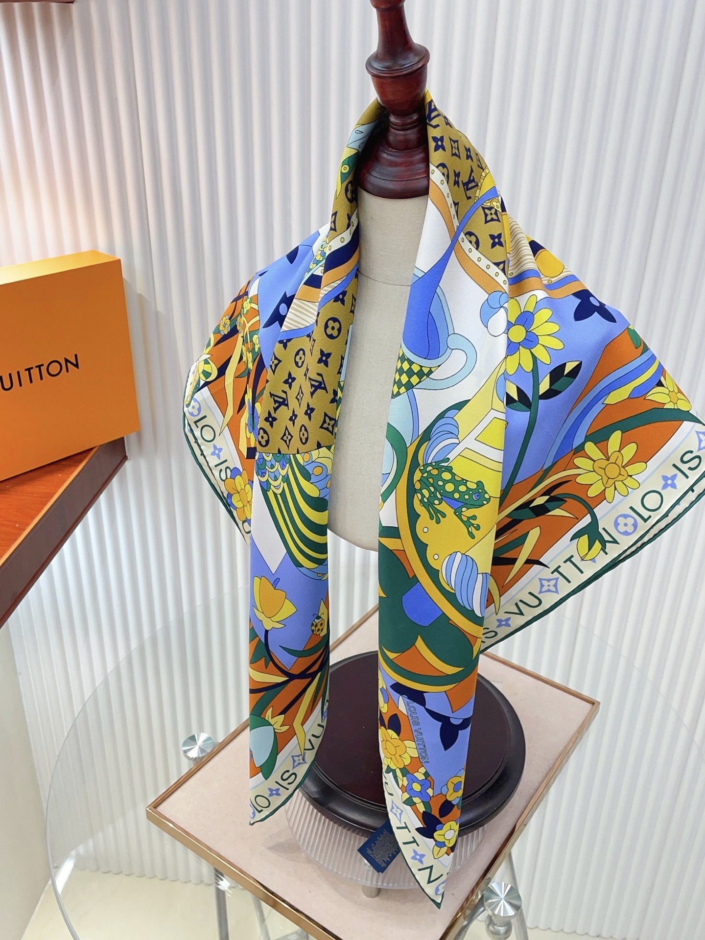 ✨✨【18姆米 双面同色】上身效果疯狂的喜欢❗️专柜也是刚刚上架的，L*最最新款~非常有看头，L的这类元