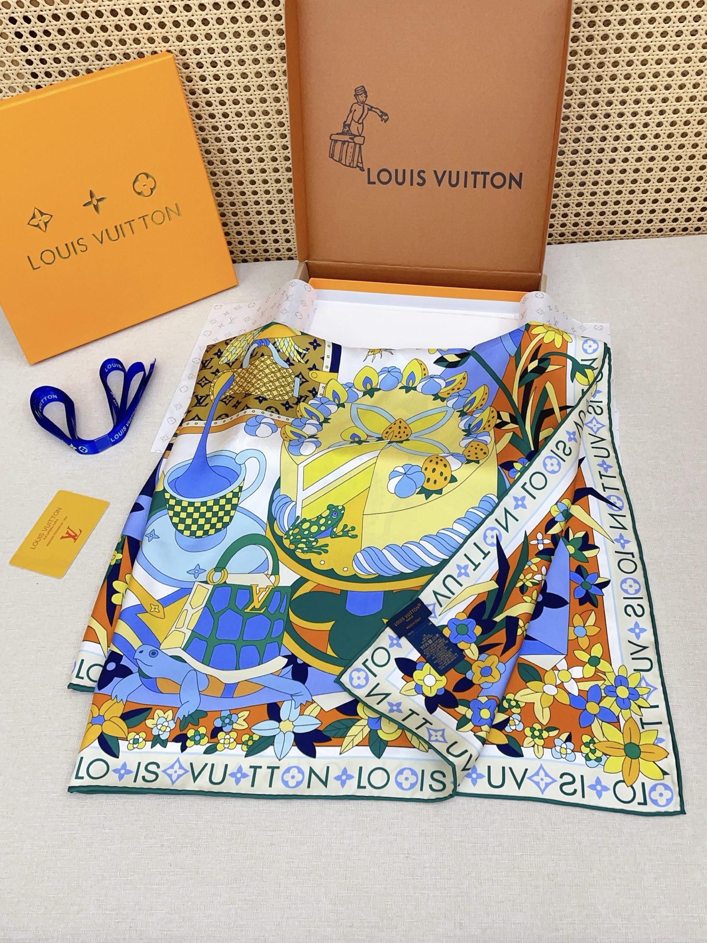 ✨✨【18姆米 双面同色】上身效果疯狂的喜欢❗️专柜也是刚刚上架的，L*最最新款~非常有看头，L的这类元